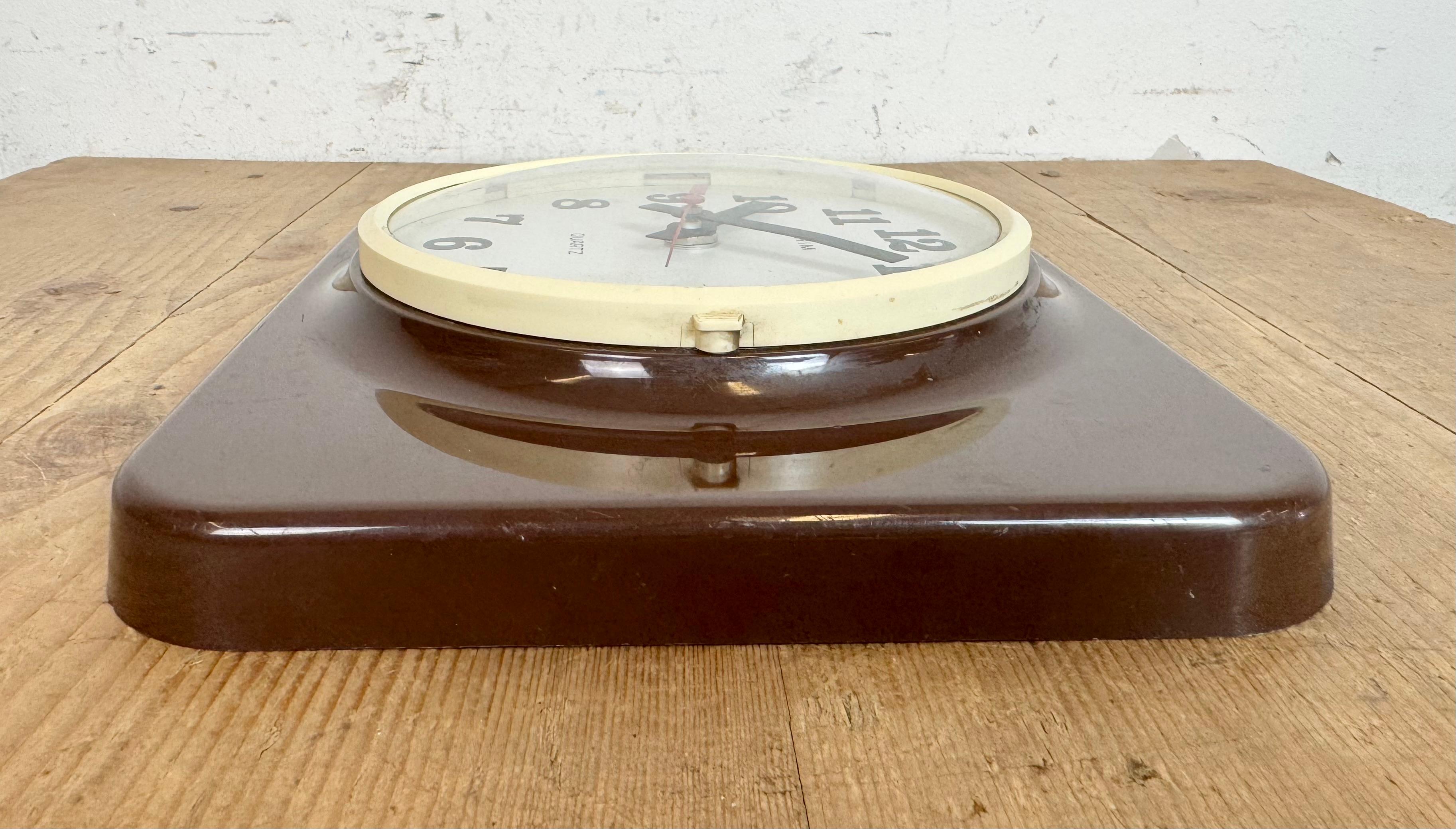 Braune Wanduhr aus Bakelit von Prim, 1970er Jahre im Angebot 6