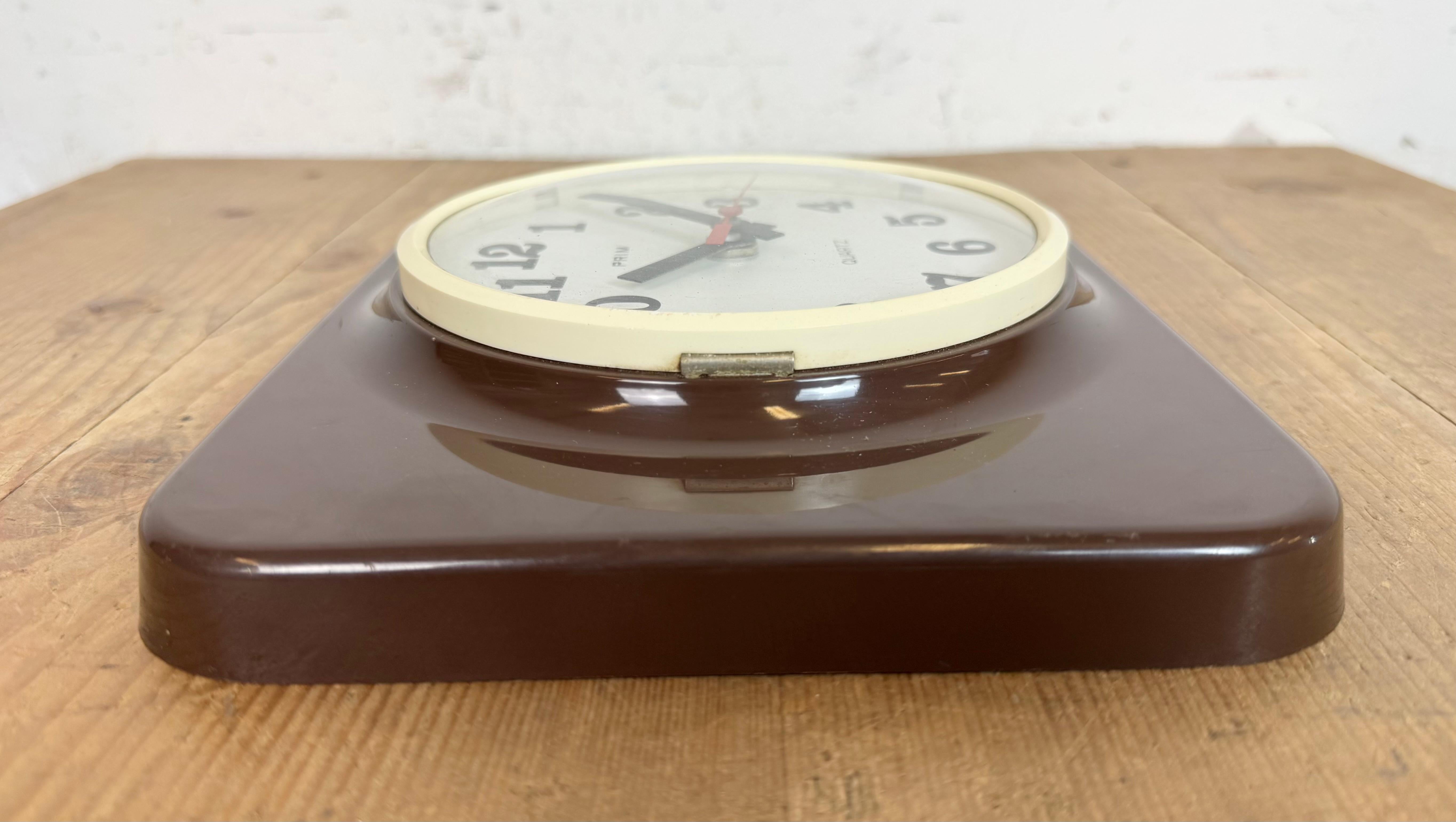 Braune Wanduhr aus Bakelit von Prim, 1970er Jahre im Angebot 4