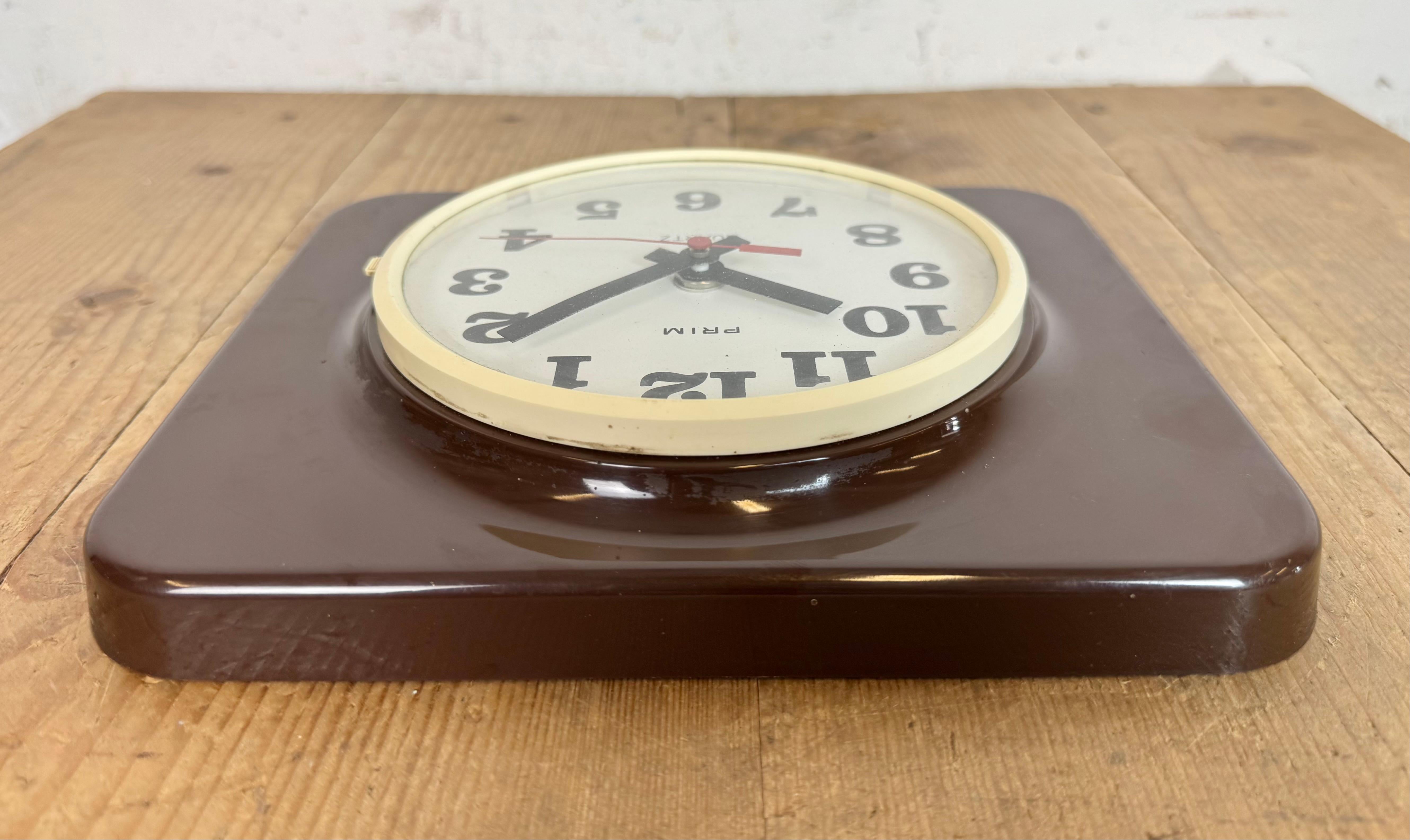 Braune Wanduhr aus Bakelit von Prim, 1970er Jahre im Angebot 5