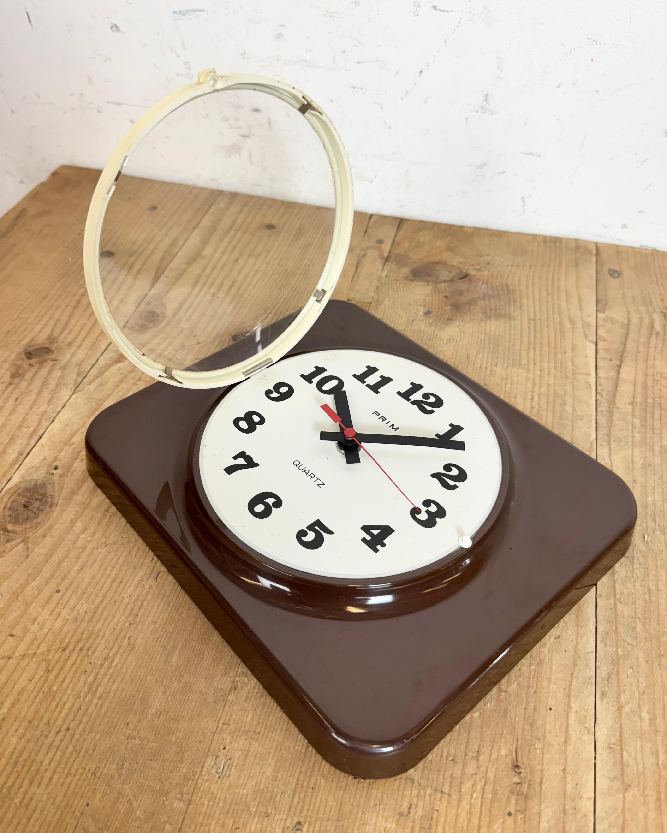 Braune Wanduhr aus Bakelit von Prim, 1970er Jahre im Angebot 7