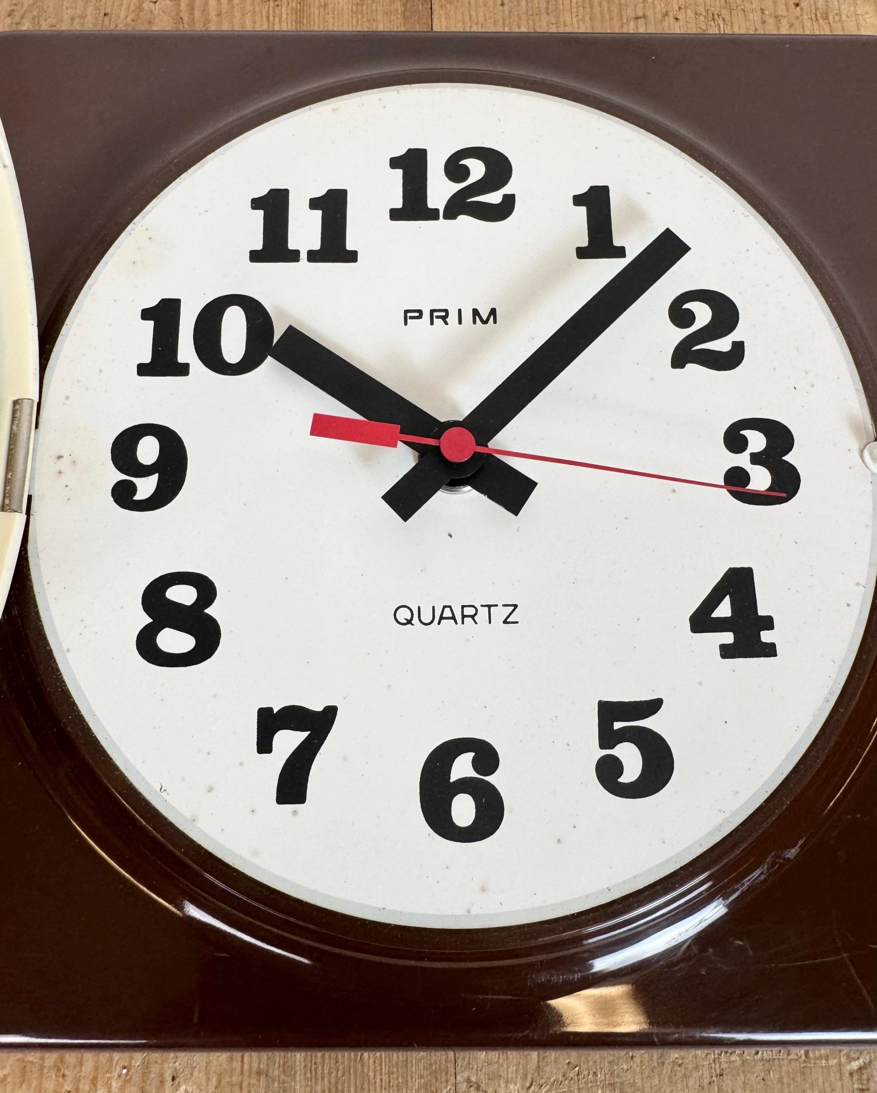 Braune Wanduhr aus Bakelit von Prim, 1970er Jahre im Angebot 8