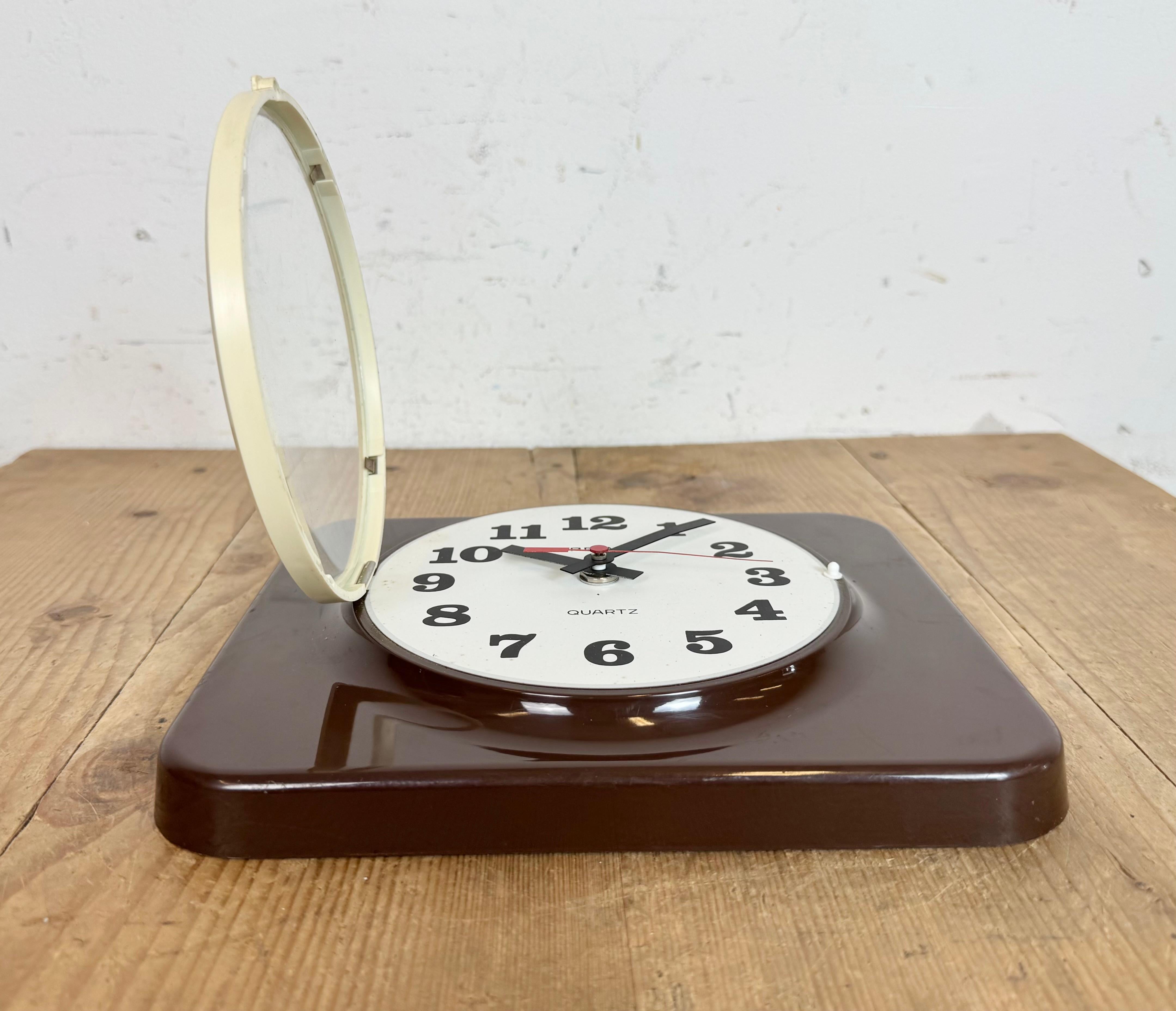 Braune Wanduhr aus Bakelit von Prim, 1970er Jahre im Angebot 9