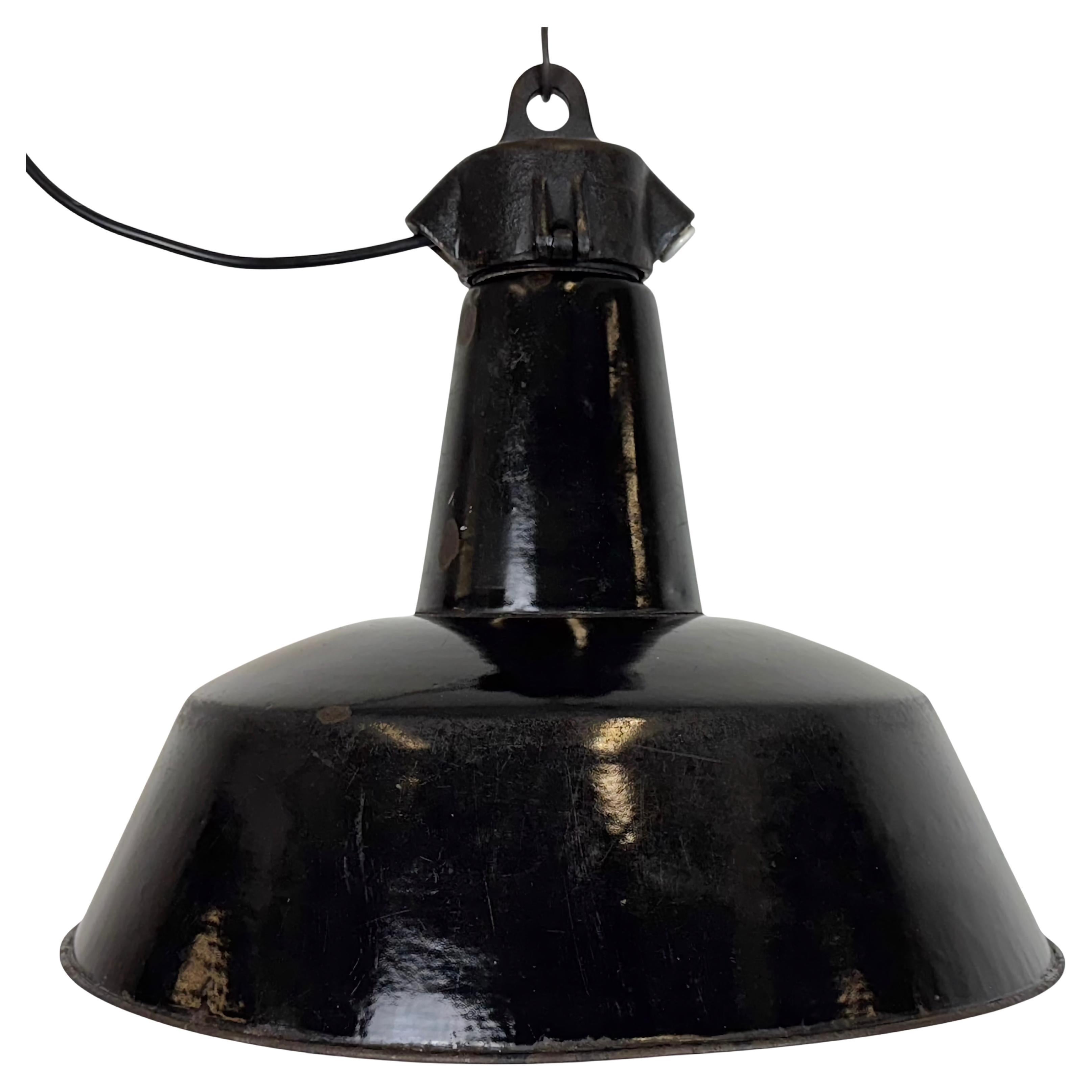 Industrielle schwarze Emaille-Fabrik-Lampe mit Gusseisenplatte, 1950er Jahre im Angebot