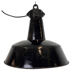 Industrielle schwarze Emaille-Fabrik-Lampe mit Gusseisenplatte, 1950er Jahre