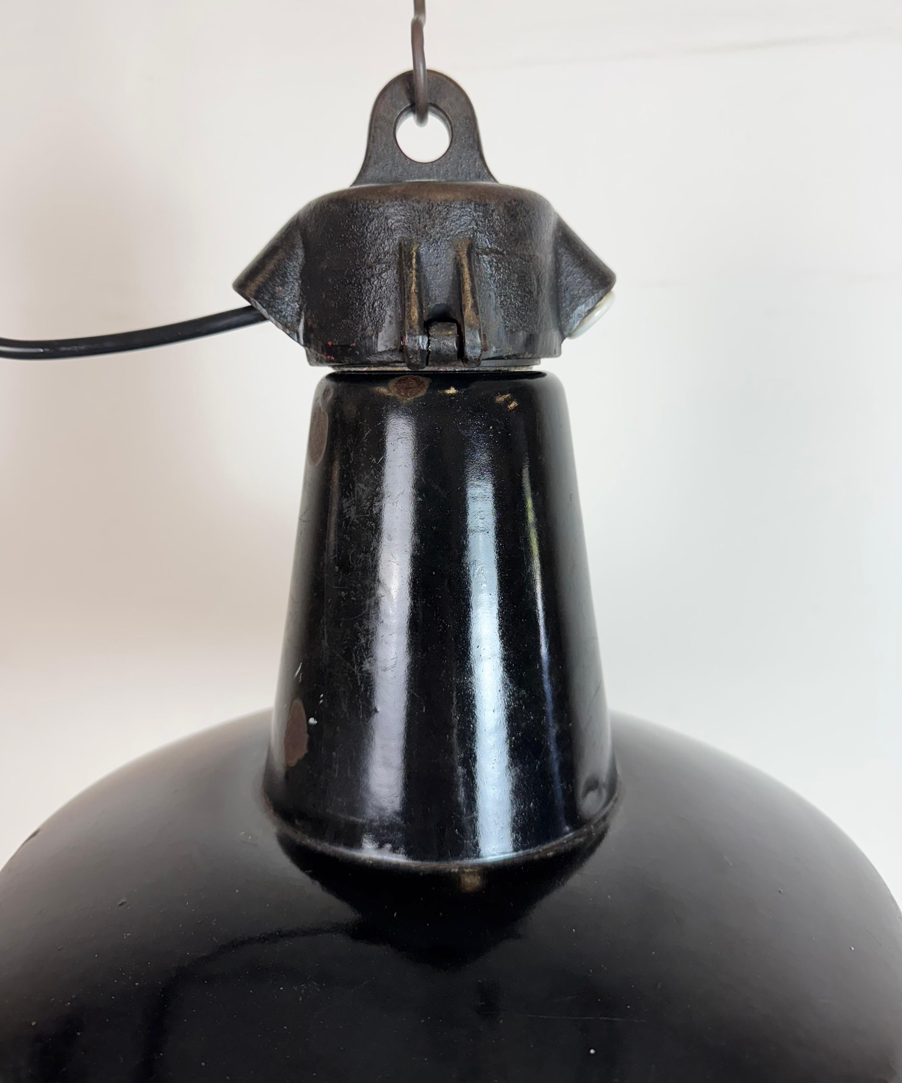 Industrielle schwarze Emaille-Fabrik-Lampe mit Gusseisenplatte, 1950er Jahre (Gegossen) im Angebot