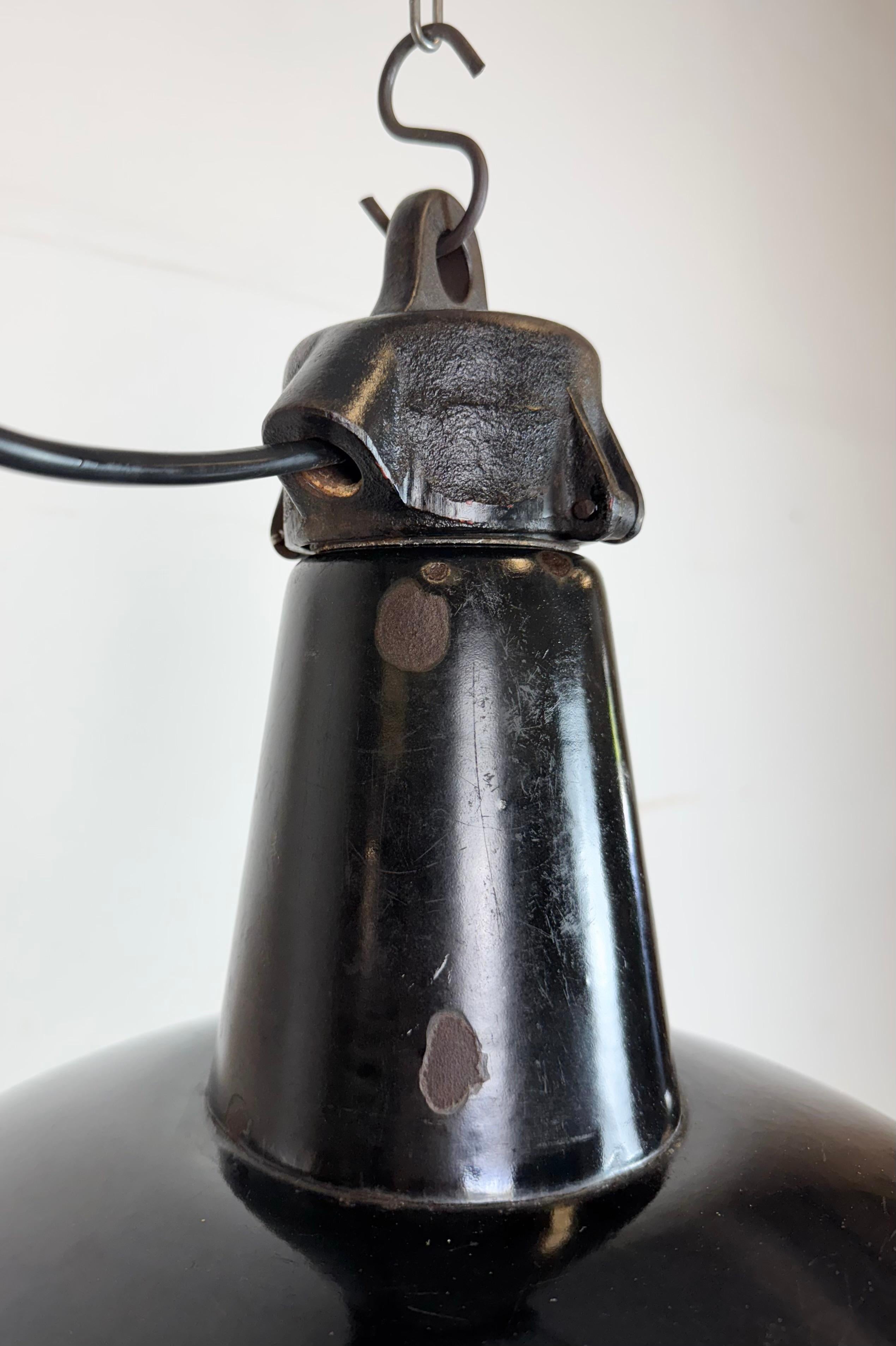 Industrielle schwarze Emaille-Fabrik-Lampe mit Gusseisenplatte, 1950er Jahre im Angebot 1