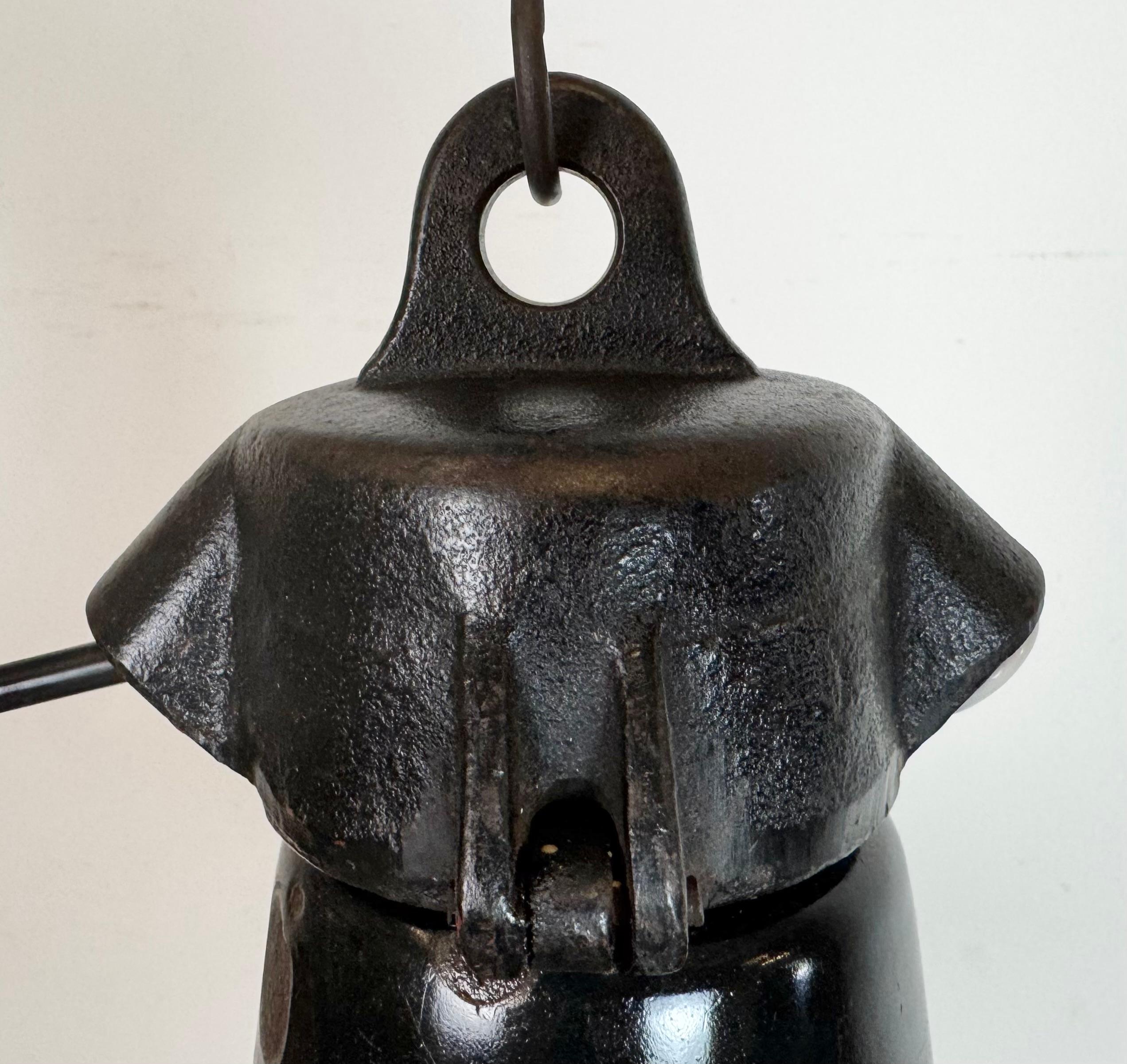 Industrielle schwarze Emaille-Fabrik-Lampe mit Gusseisenplatte, 1950er Jahre (20. Jahrhundert) im Angebot