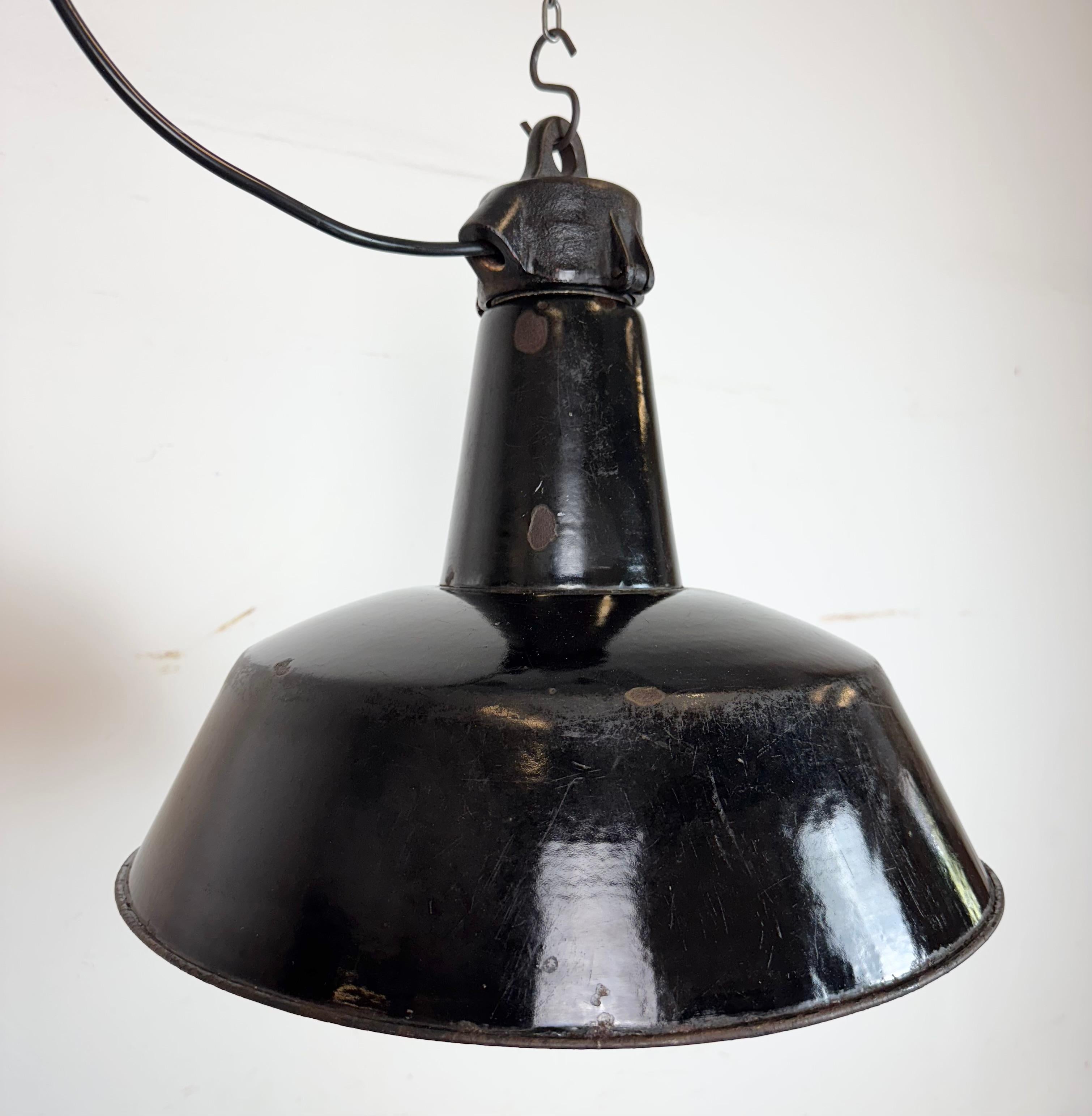 Industrielle schwarze Emaille-Fabrik-Lampe mit Gusseisenplatte, 1950er Jahre im Angebot 2