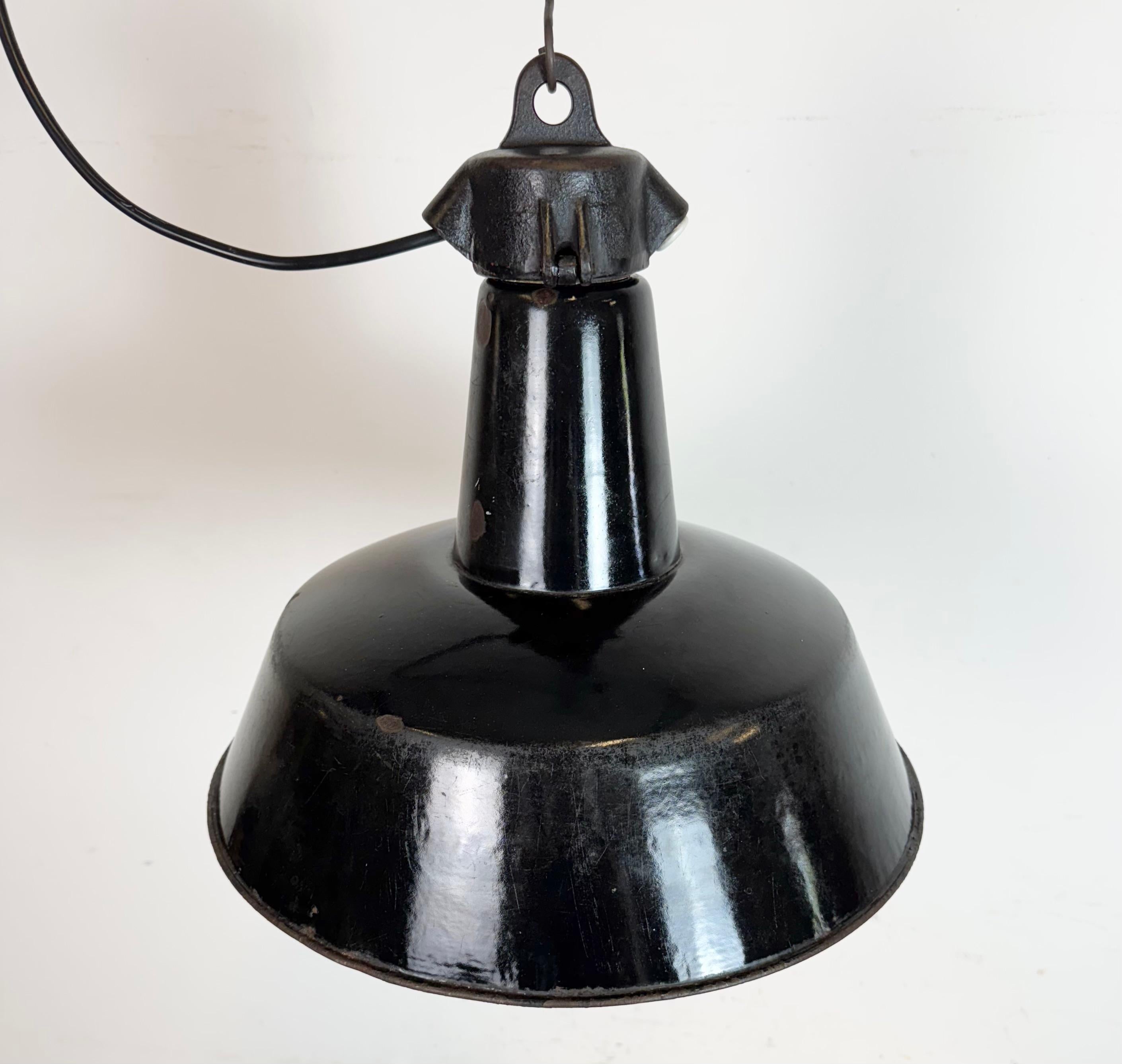 Industrielle schwarze Emaille-Fabrik-Lampe mit Gusseisenplatte, 1950er Jahre im Angebot 4