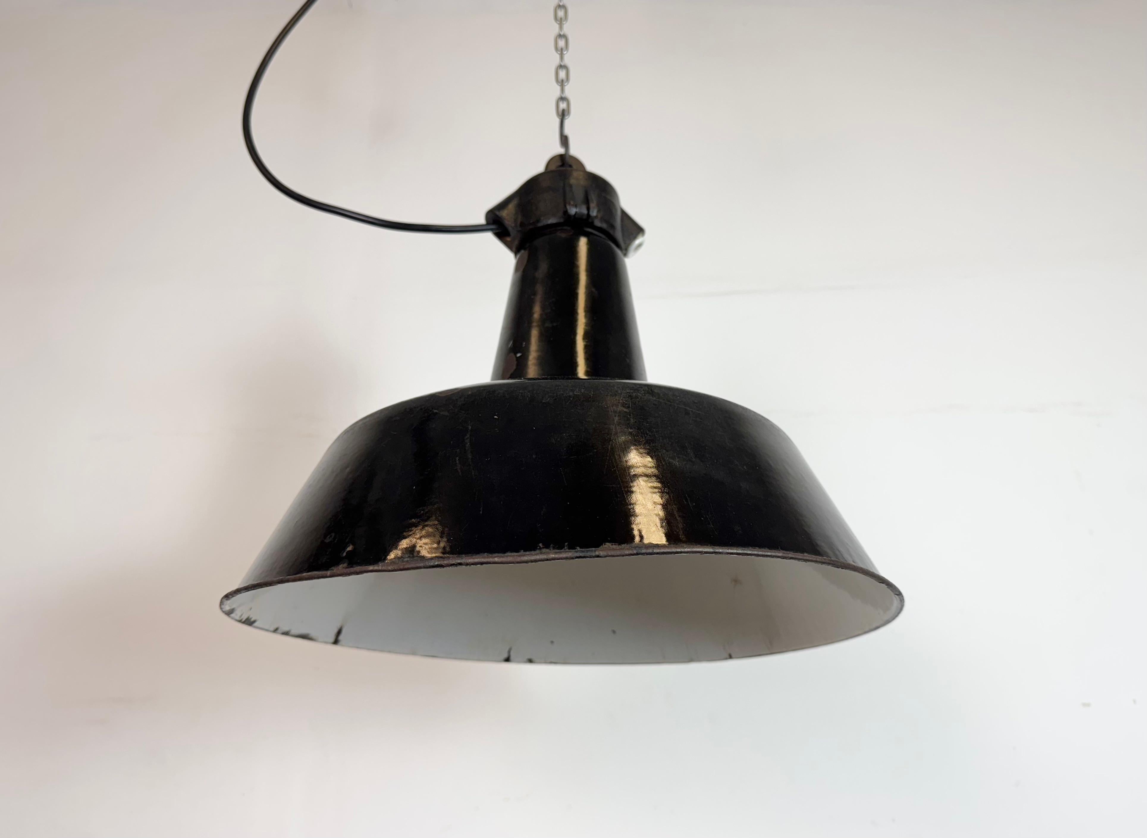 Industrielle schwarze Emaille-Fabrik-Lampe mit Gusseisenplatte, 1950er Jahre im Angebot 5
