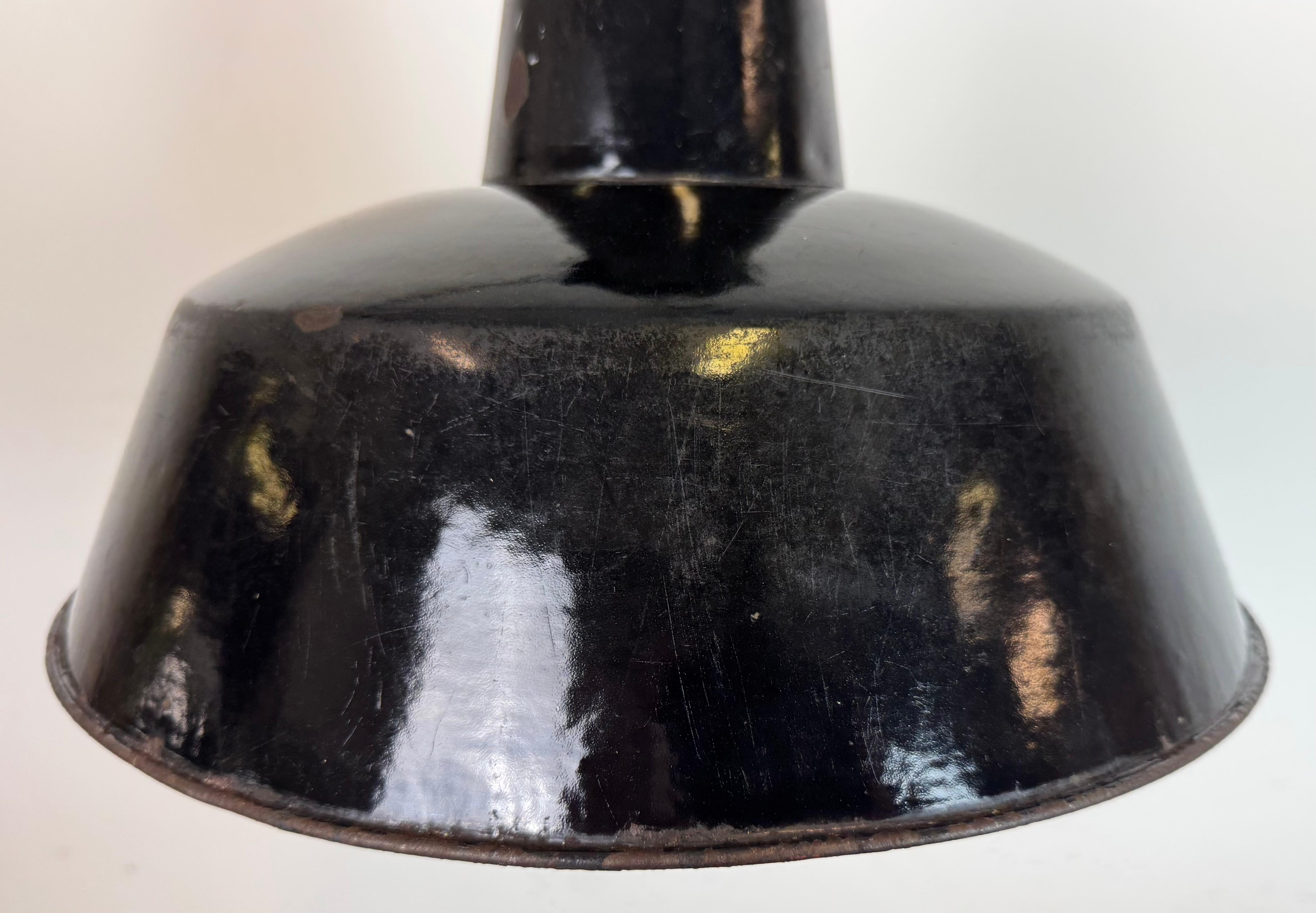 Industrielle schwarze Emaille-Fabrik-Lampe mit Gusseisenplatte, 1950er Jahre (Tschechisch) im Angebot
