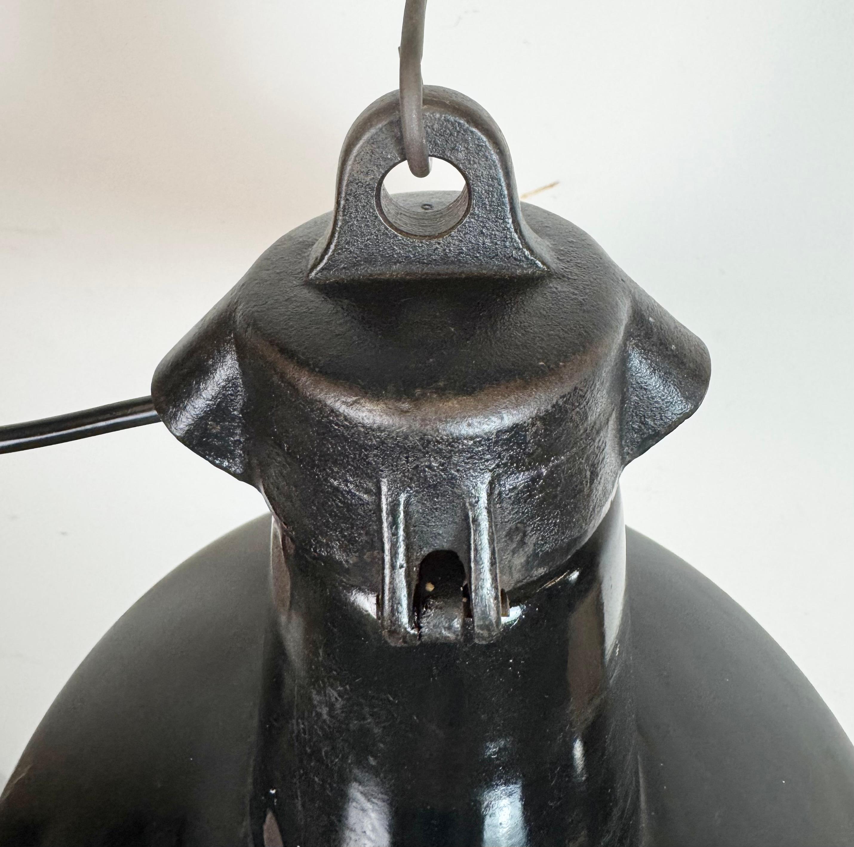 Industrielle schwarze Emaille-Fabrik-Lampe mit Gusseisenplatte, 1950er Jahre im Angebot 3