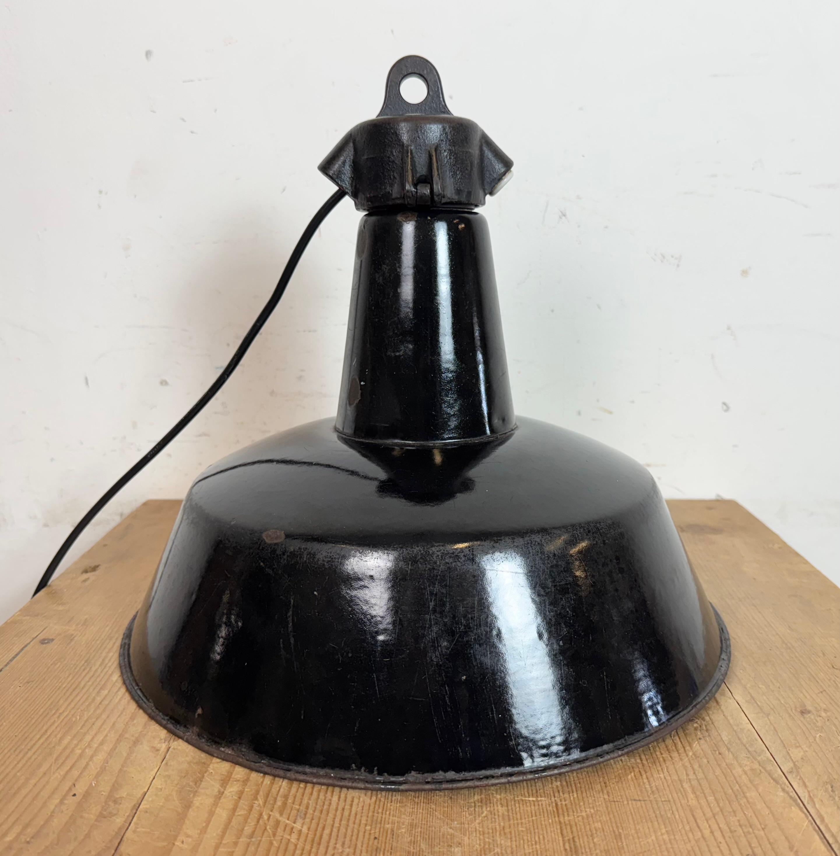 Industrielle schwarze Emaille-Fabrik-Lampe mit Gusseisenplatte, 1950er Jahre im Angebot 6