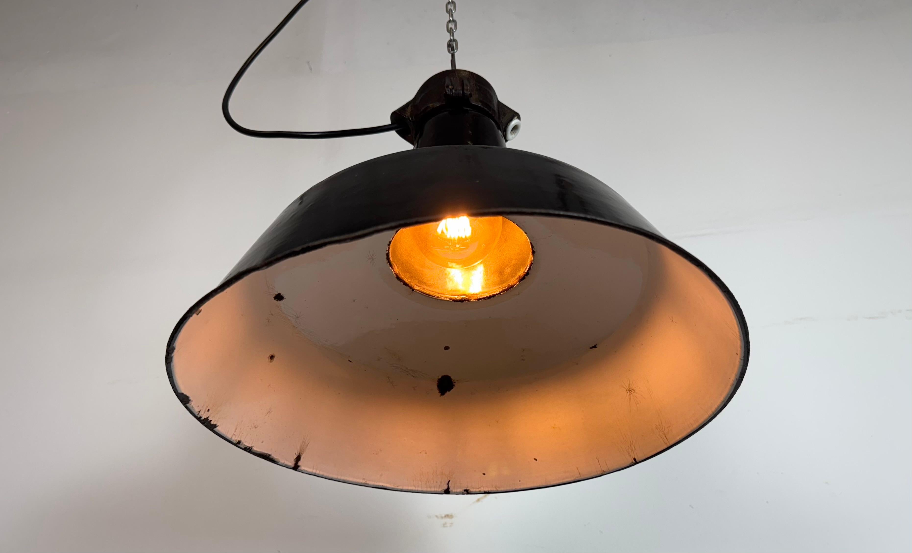 Industrielle schwarze Emaille-Fabrik-Lampe mit Gusseisenplatte, 1950er Jahre im Angebot 7