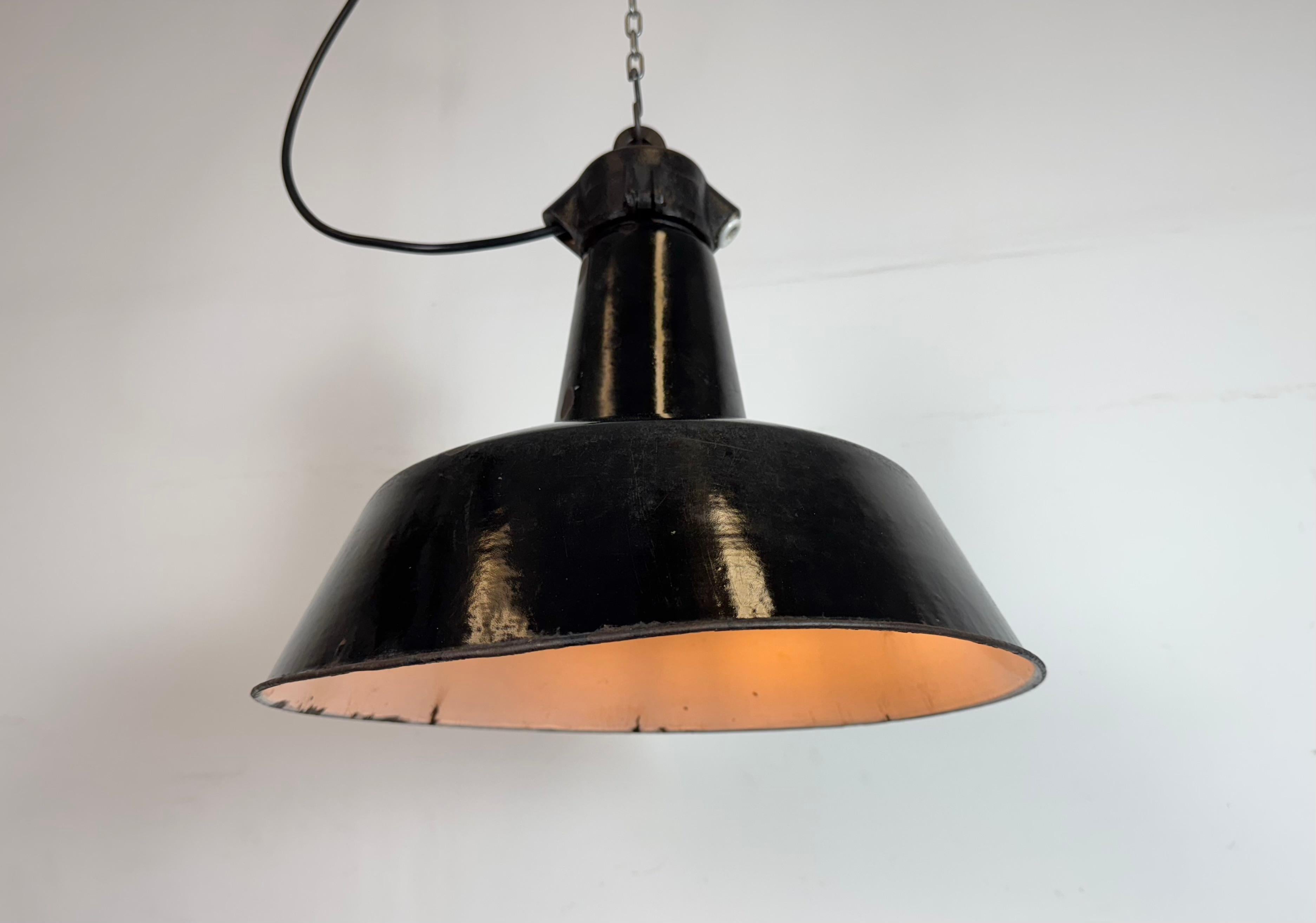 Industrielle schwarze Emaille-Fabrik-Lampe mit Gusseisenplatte, 1950er Jahre im Angebot 8