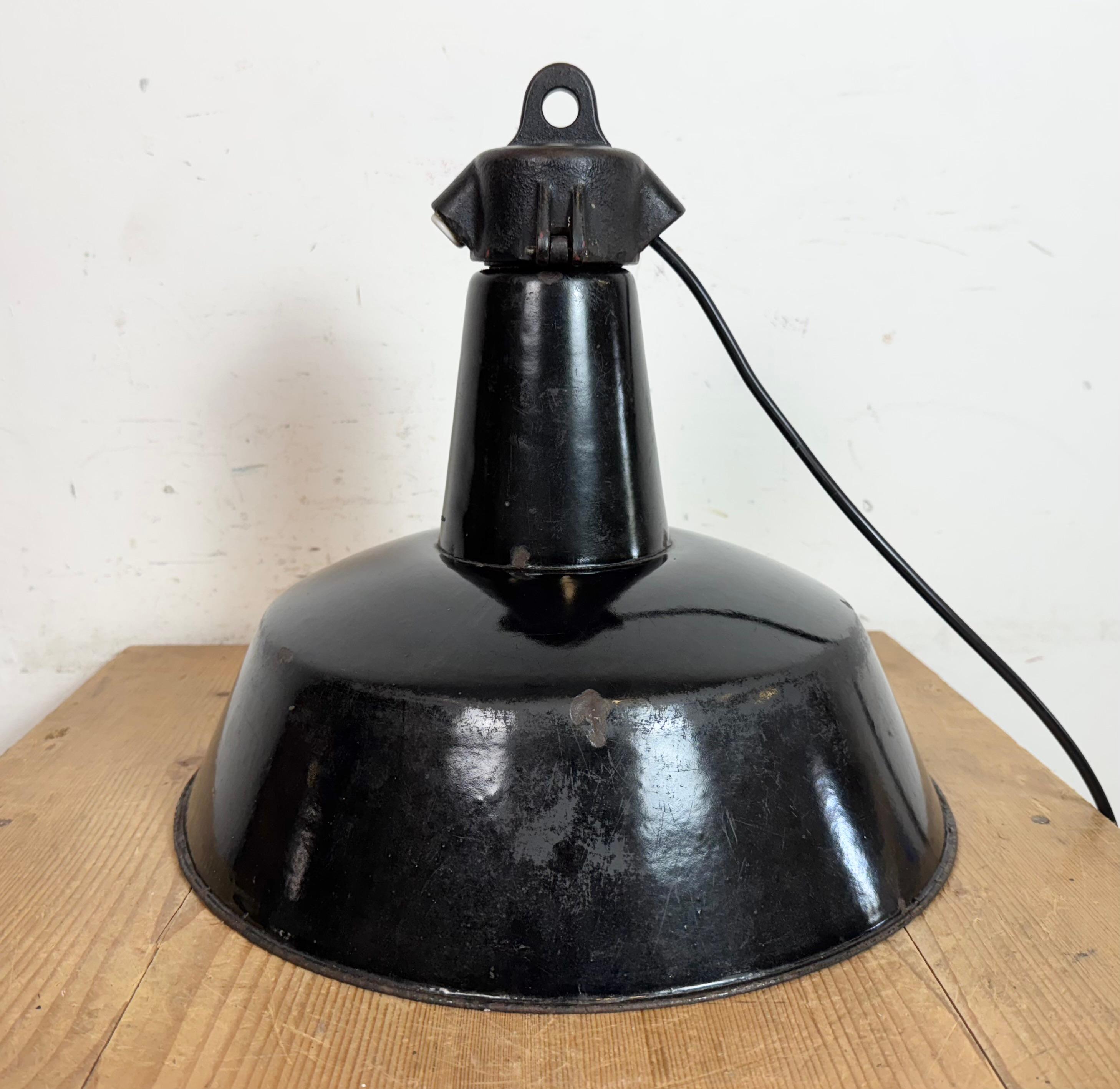 Industrielle schwarze Emaille-Fabrik-Lampe mit Gusseisenplatte, 1950er Jahre im Angebot 9