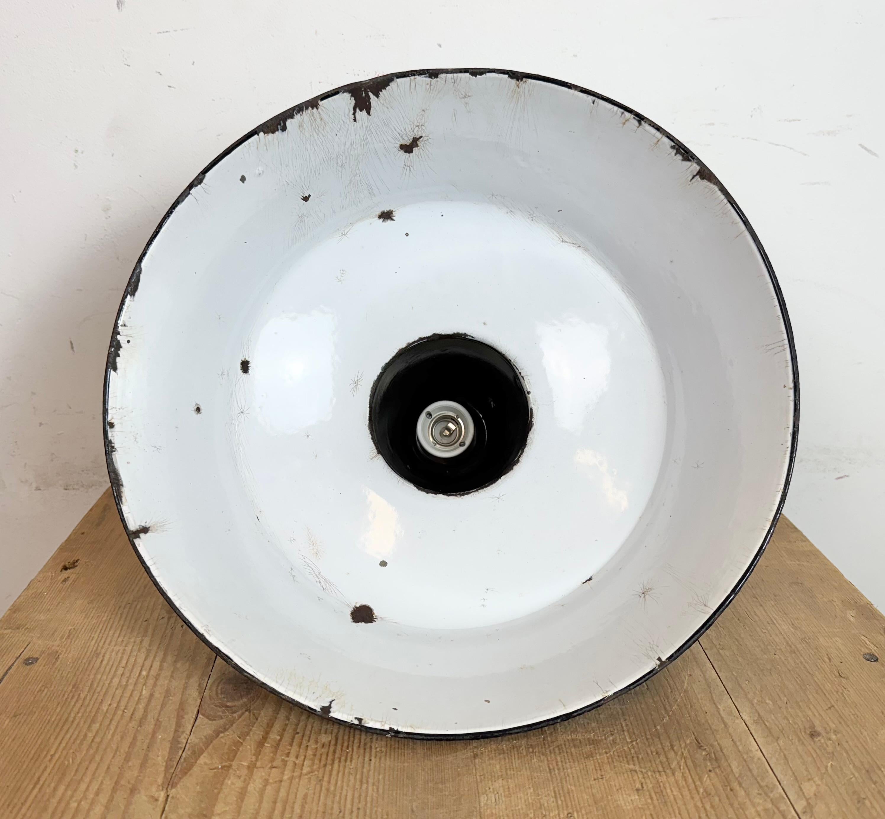 Industrielle schwarze Emaille-Fabrik-Lampe mit Gusseisenplatte, 1950er Jahre im Angebot 11