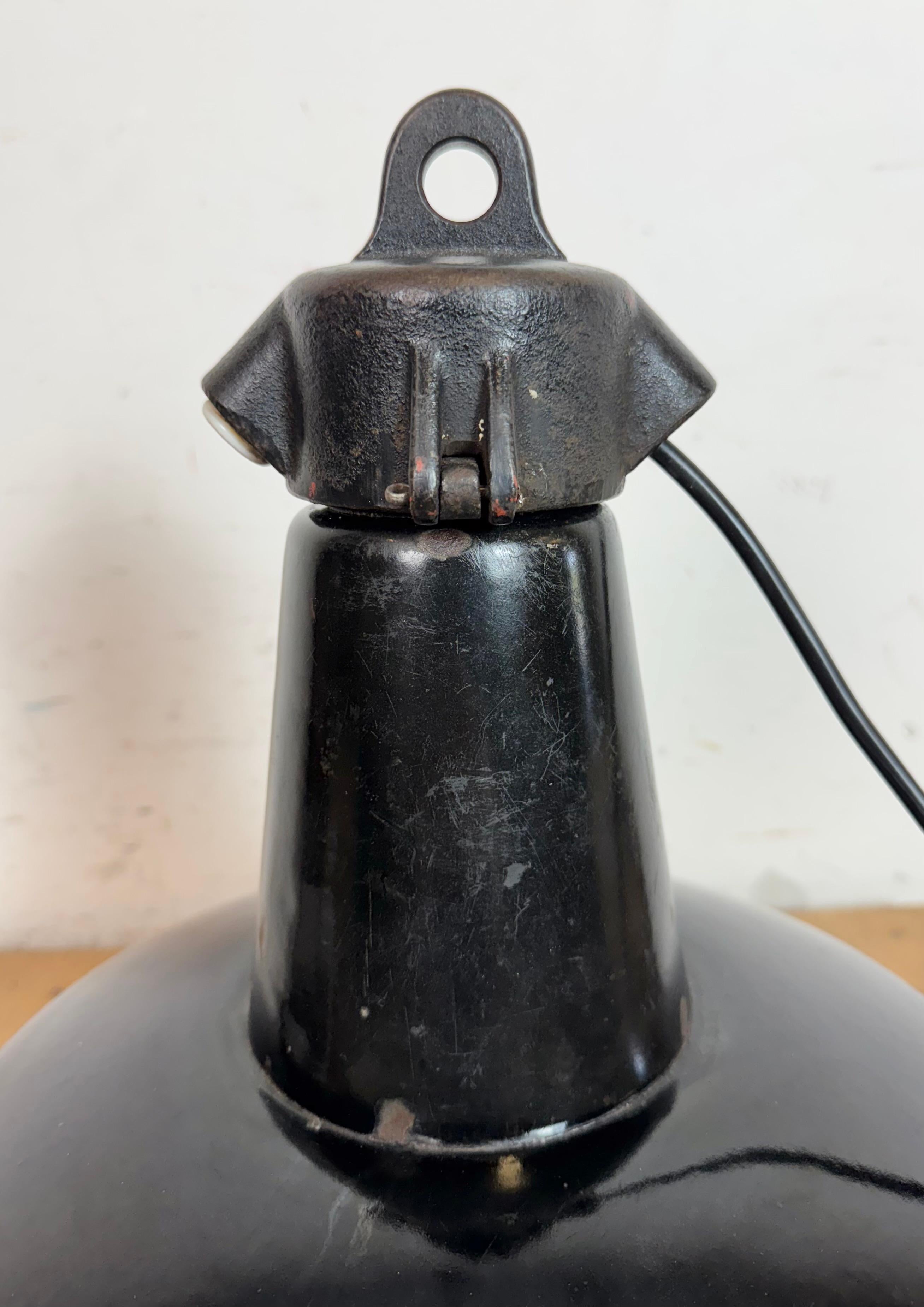 Industrielle schwarze Emaille-Fabrik-Lampe mit Gusseisenplatte, 1950er Jahre im Angebot 13