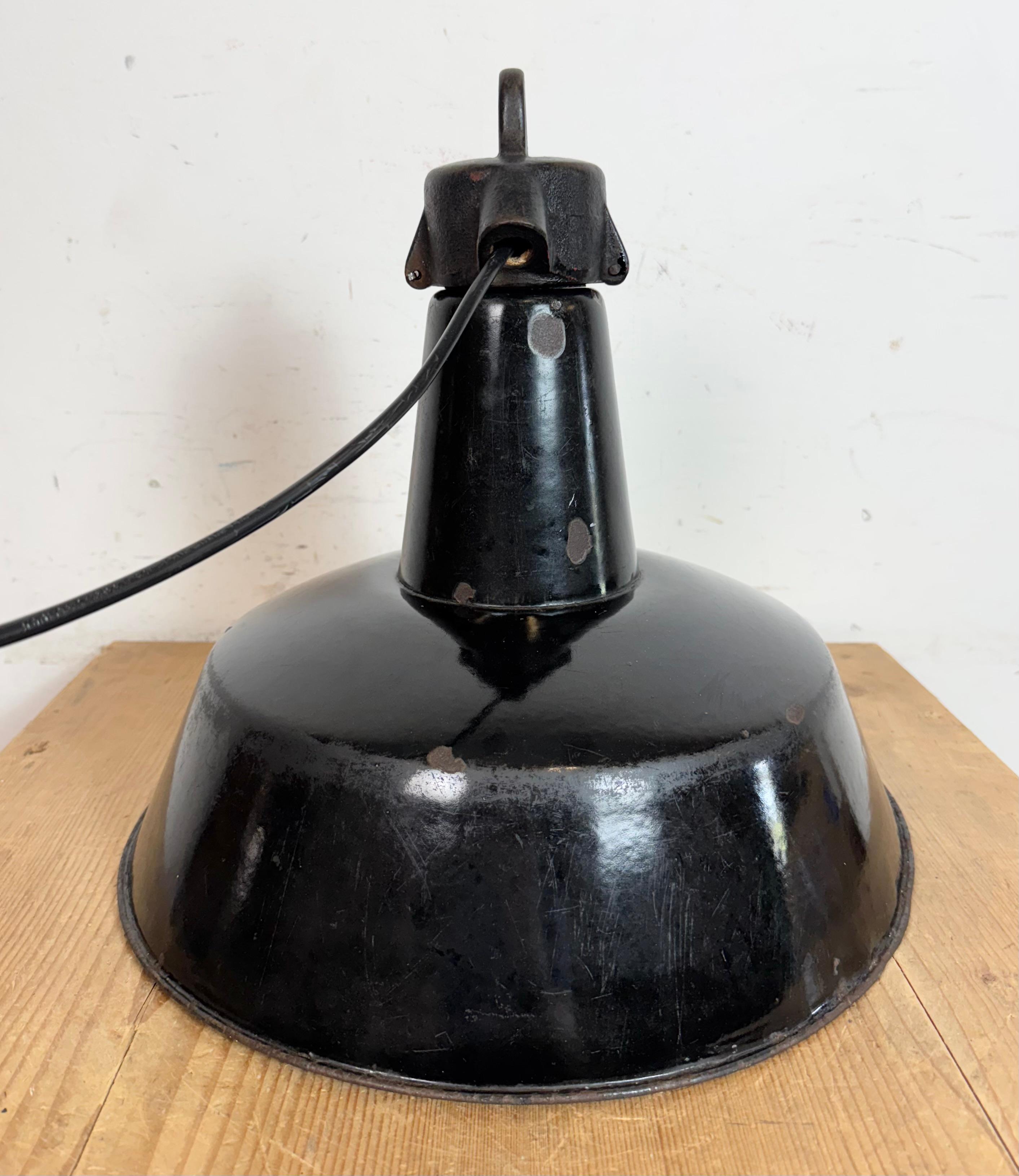 Industrielle schwarze Emaille-Fabrik-Lampe mit Gusseisenplatte, 1950er Jahre im Angebot 12
