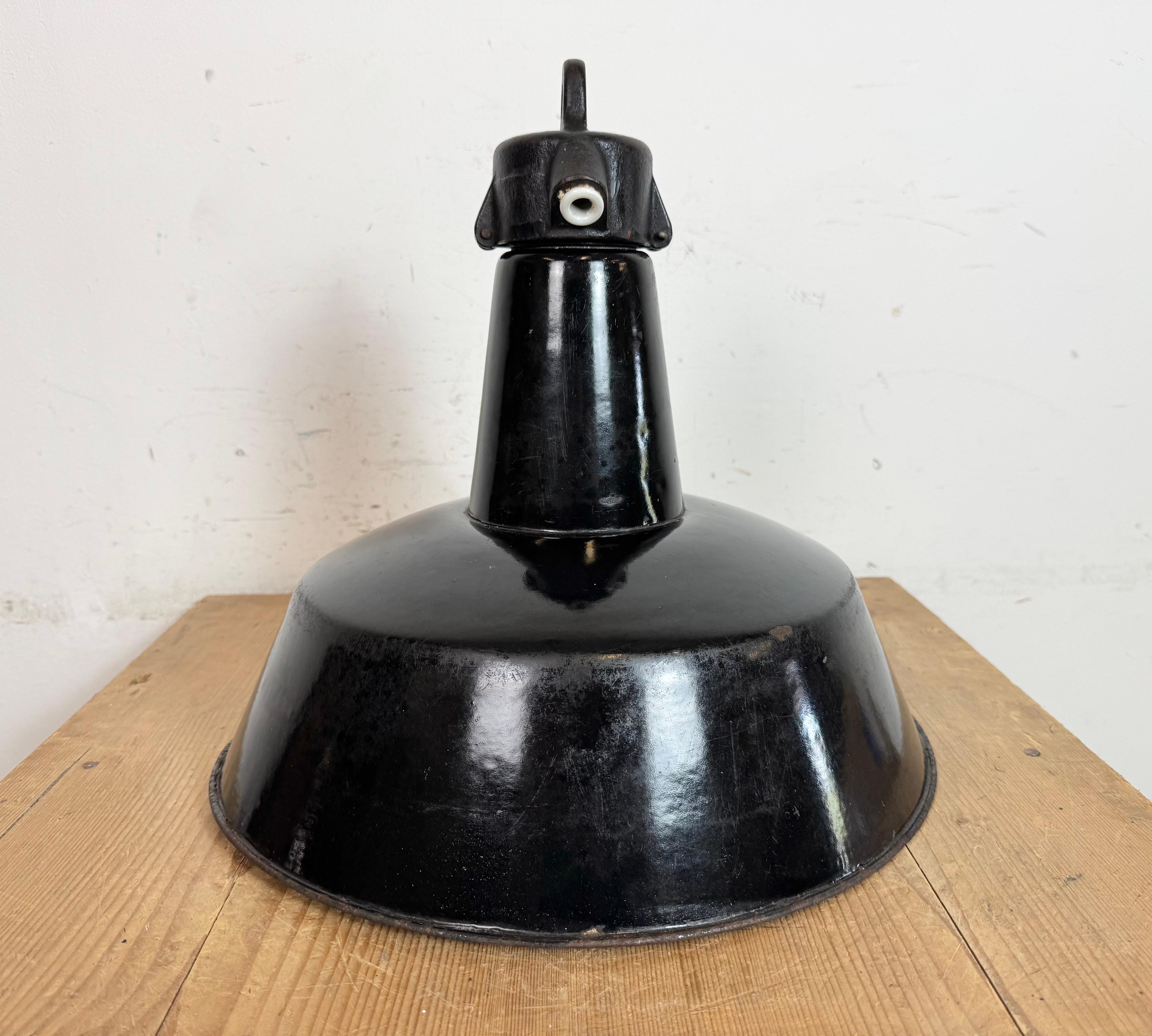 Industrielle schwarze Emaille-Fabrik-Lampe mit Gusseisenplatte, 1950er Jahre im Angebot 10