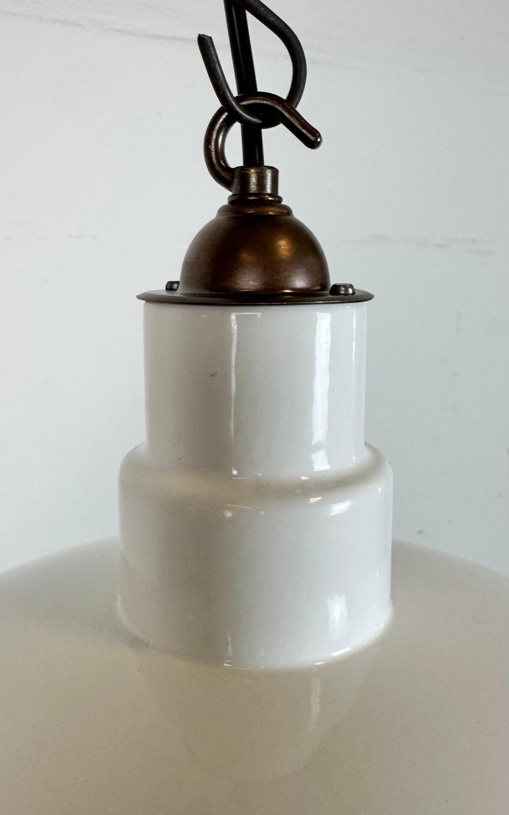 Industrielle Fabrik-Hängeleuchte aus weißer Emaille von Quadrangle Mfg. Co. 1960er Jahre im Zustand „Gut“ im Angebot in Kojetice, CZ