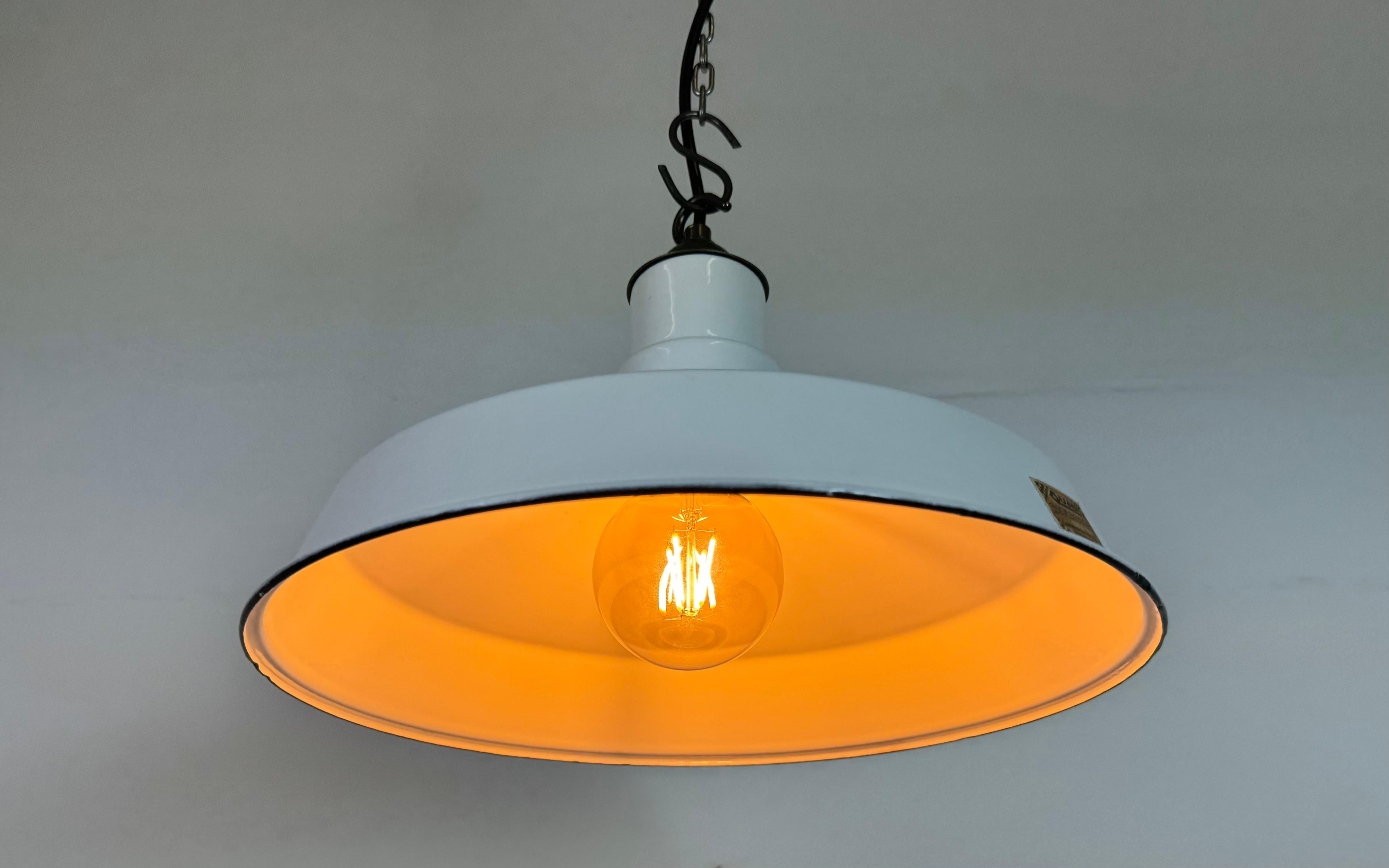 Industrielle Fabrik-Hängeleuchte aus weißer Emaille von Quadrangle Mfg. Co. 1960er Jahre im Angebot 4