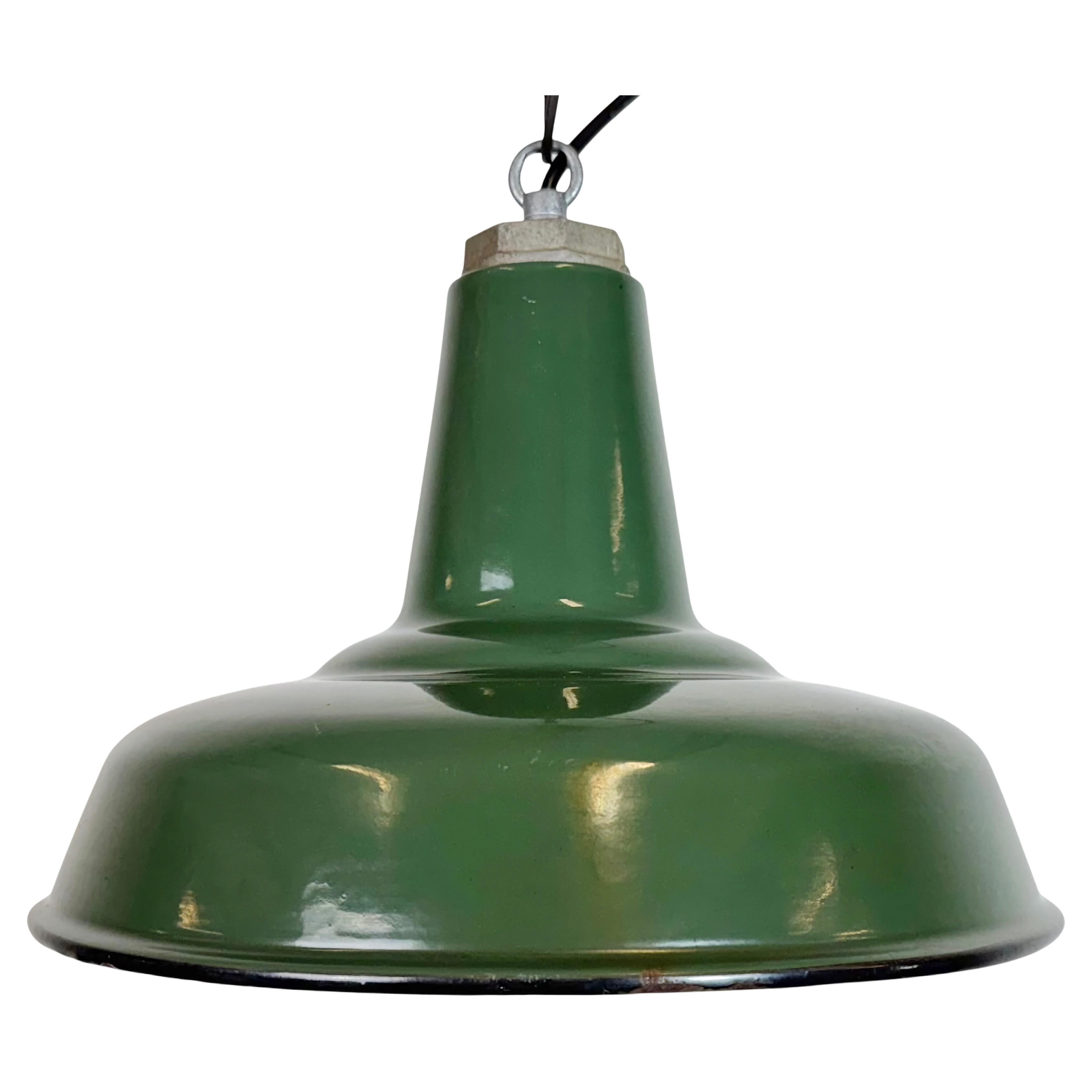 Lampe à suspension industrielle en émail vert, années 1960 en vente