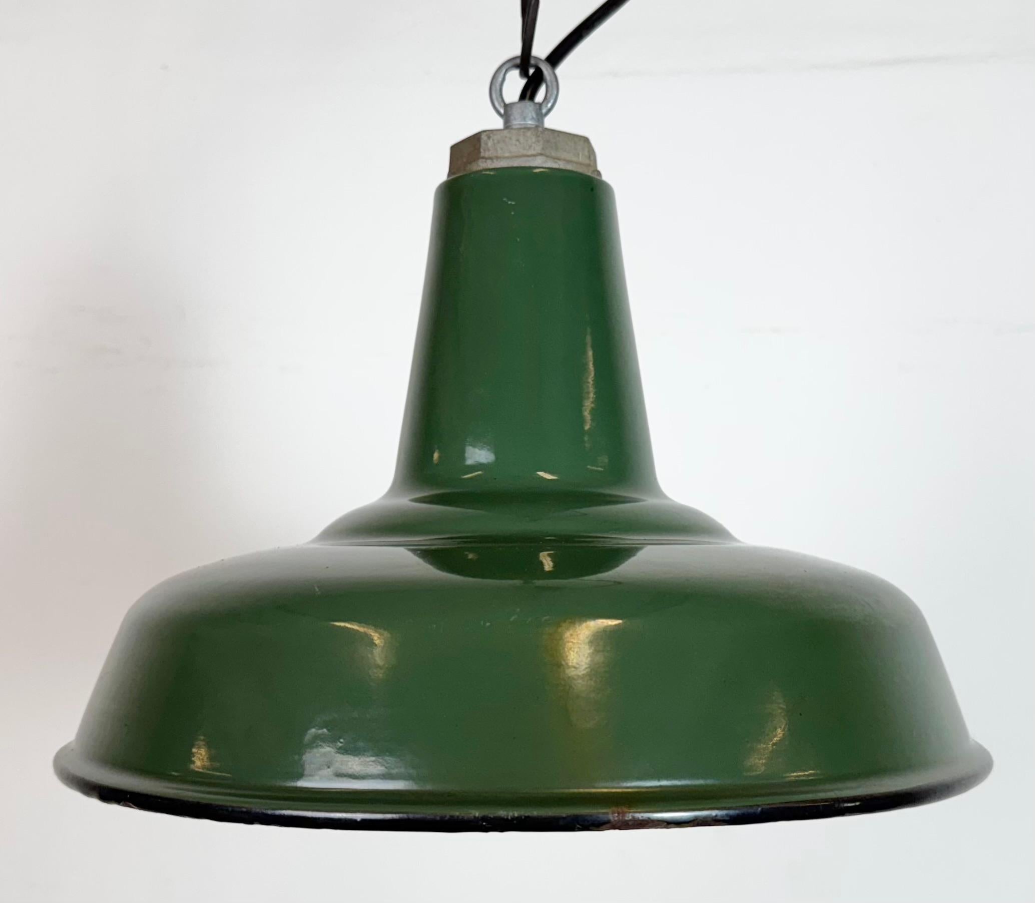 Industriel Lampe à suspension industrielle en émail vert, années 1960 en vente