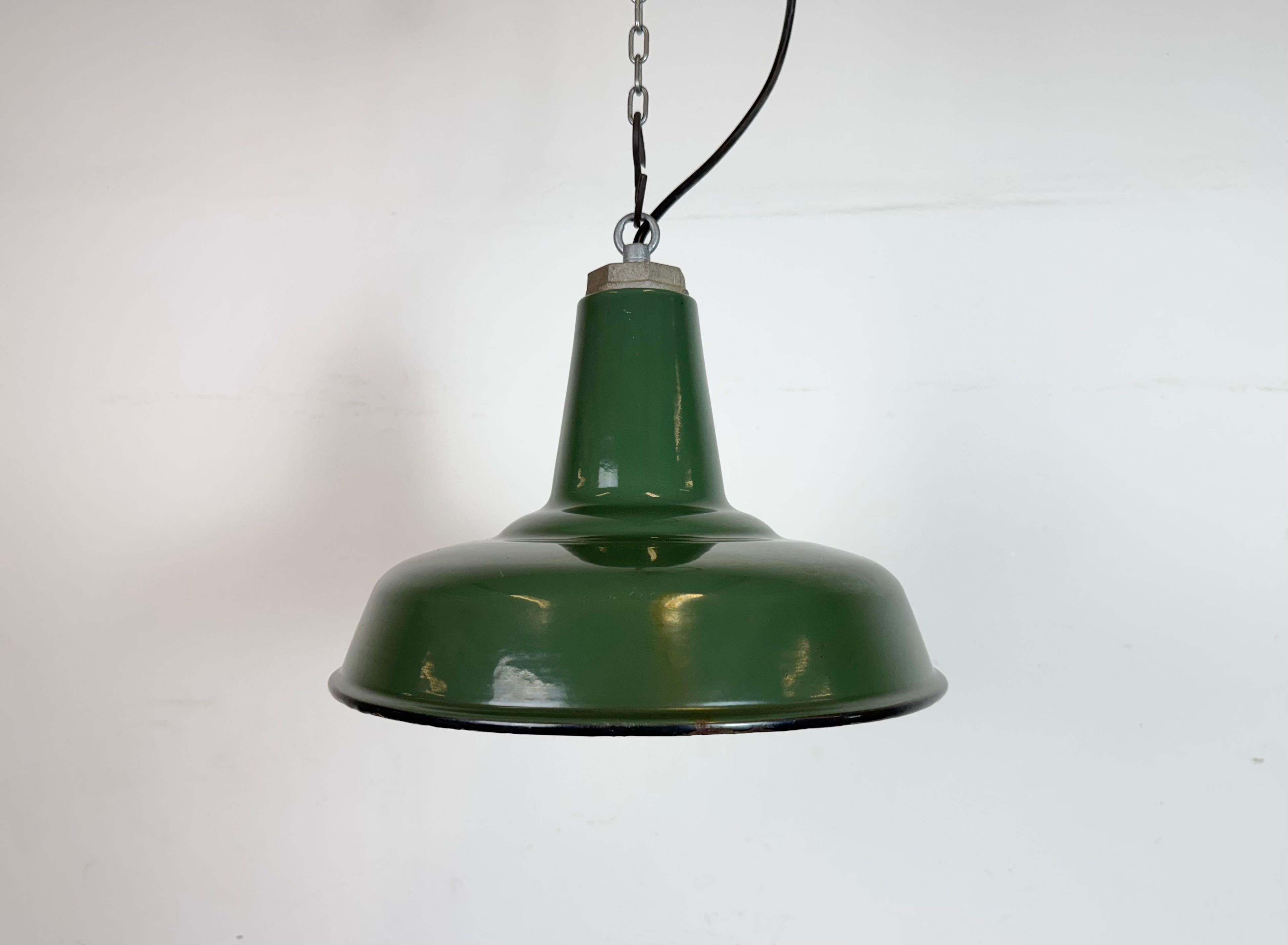 Suspension industrielle en émail vert fabriquée aux États-Unis dans les années 1960. Émail blanc à l'intérieur de la teinte. Dessus en fer. La douille est compatible avec les ampoules standard E27/ E26. Un nouveau fil. Le poids de la lampe est de