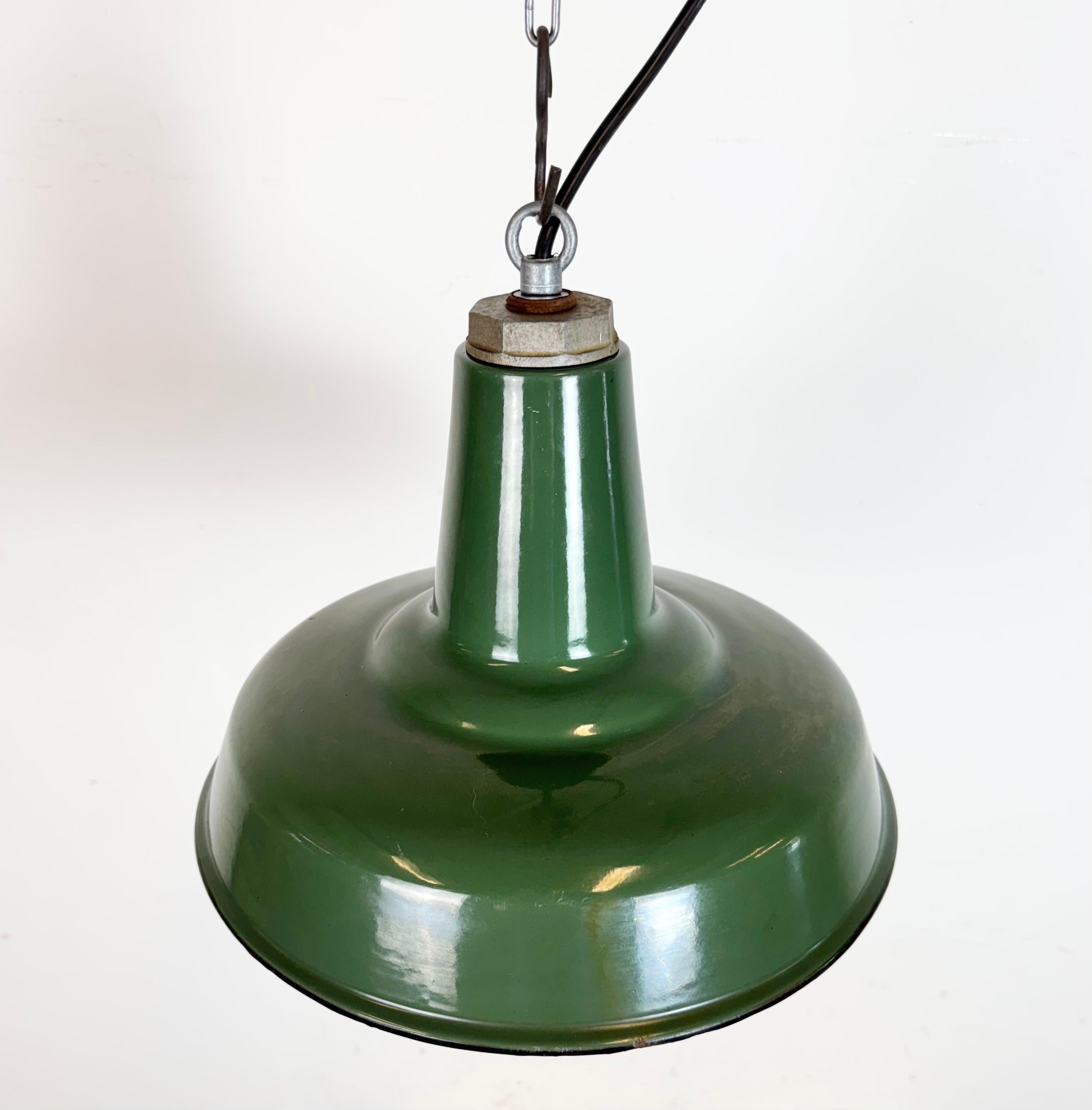Lampe à suspension industrielle en émail vert, années 1960 Bon état - En vente à Kojetice, CZ