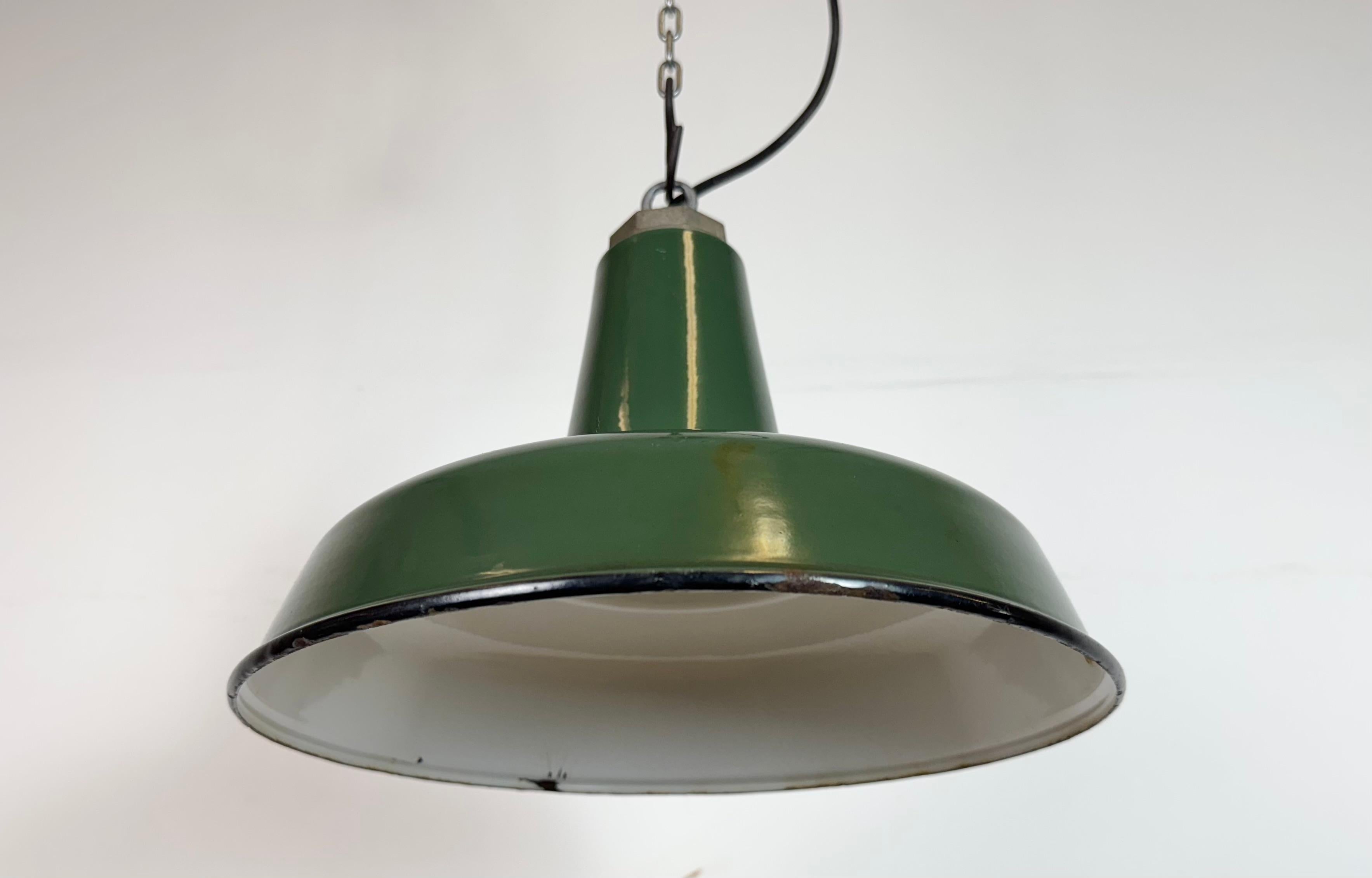 20ième siècle Lampe à suspension industrielle en émail vert, années 1960 en vente