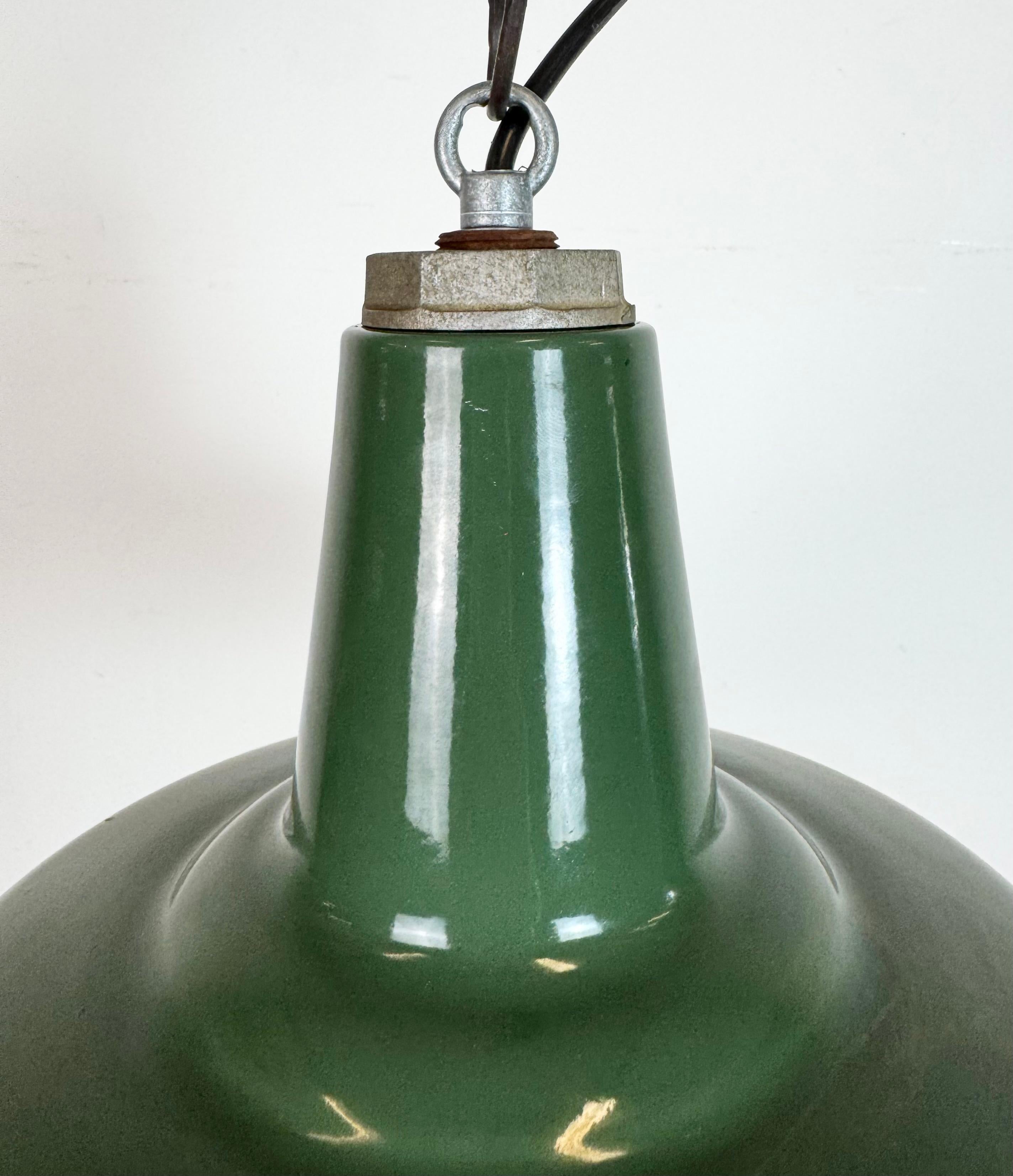 Américain Lampe à suspension industrielle en émail vert, années 1960 en vente