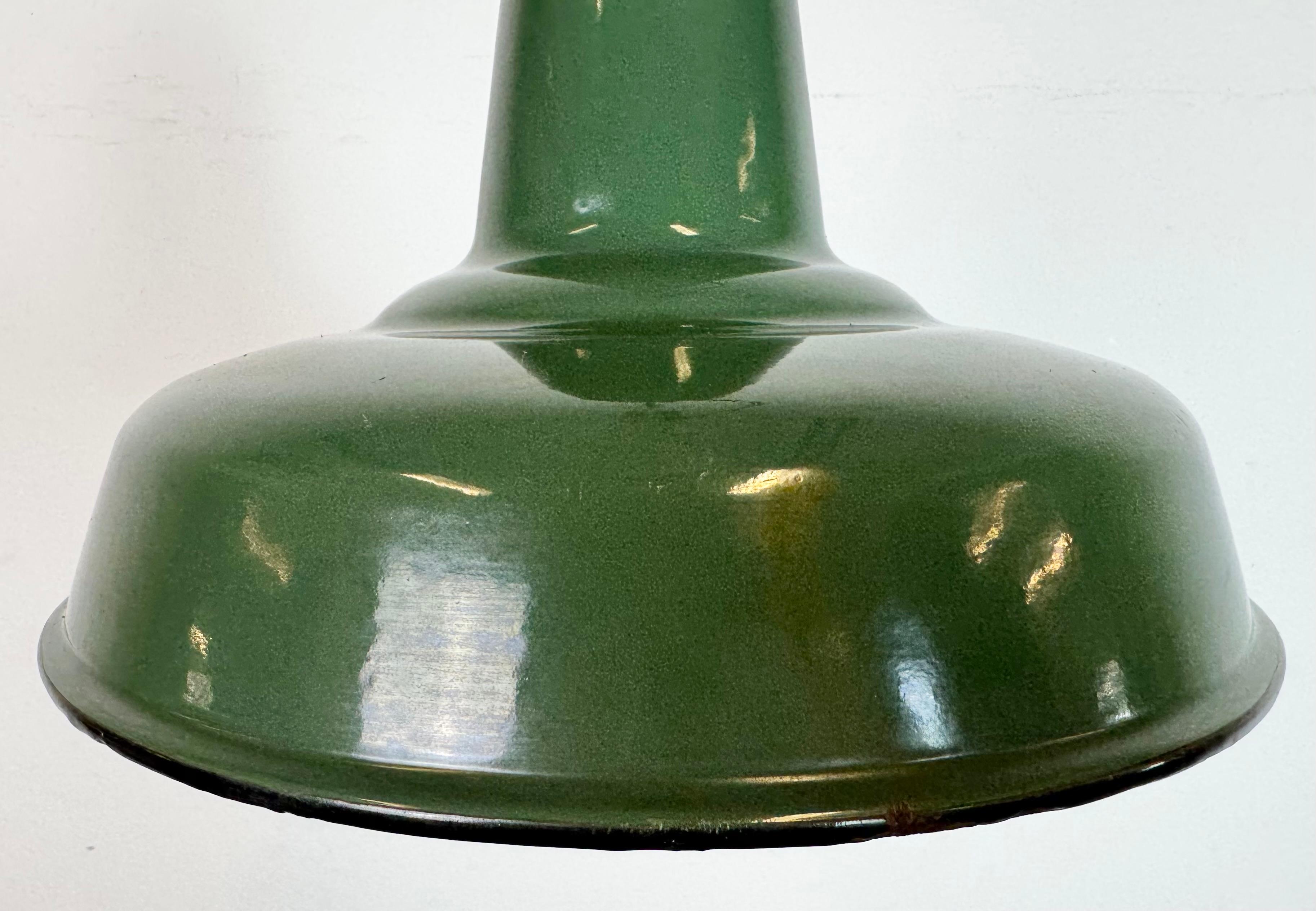 Émail Lampe à suspension industrielle en émail vert, années 1960 en vente