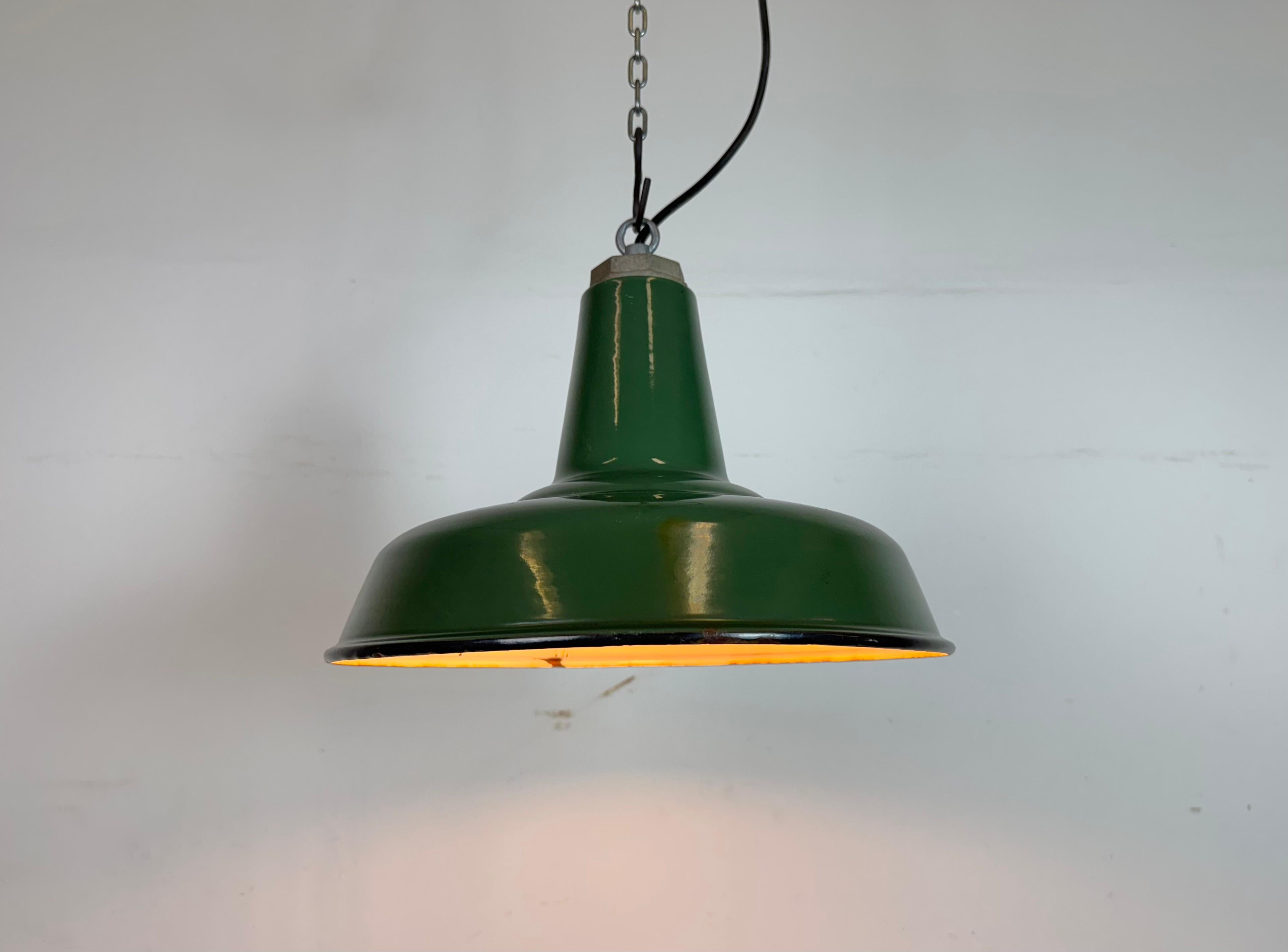 Lampe à suspension industrielle en émail vert, années 1960 en vente 2