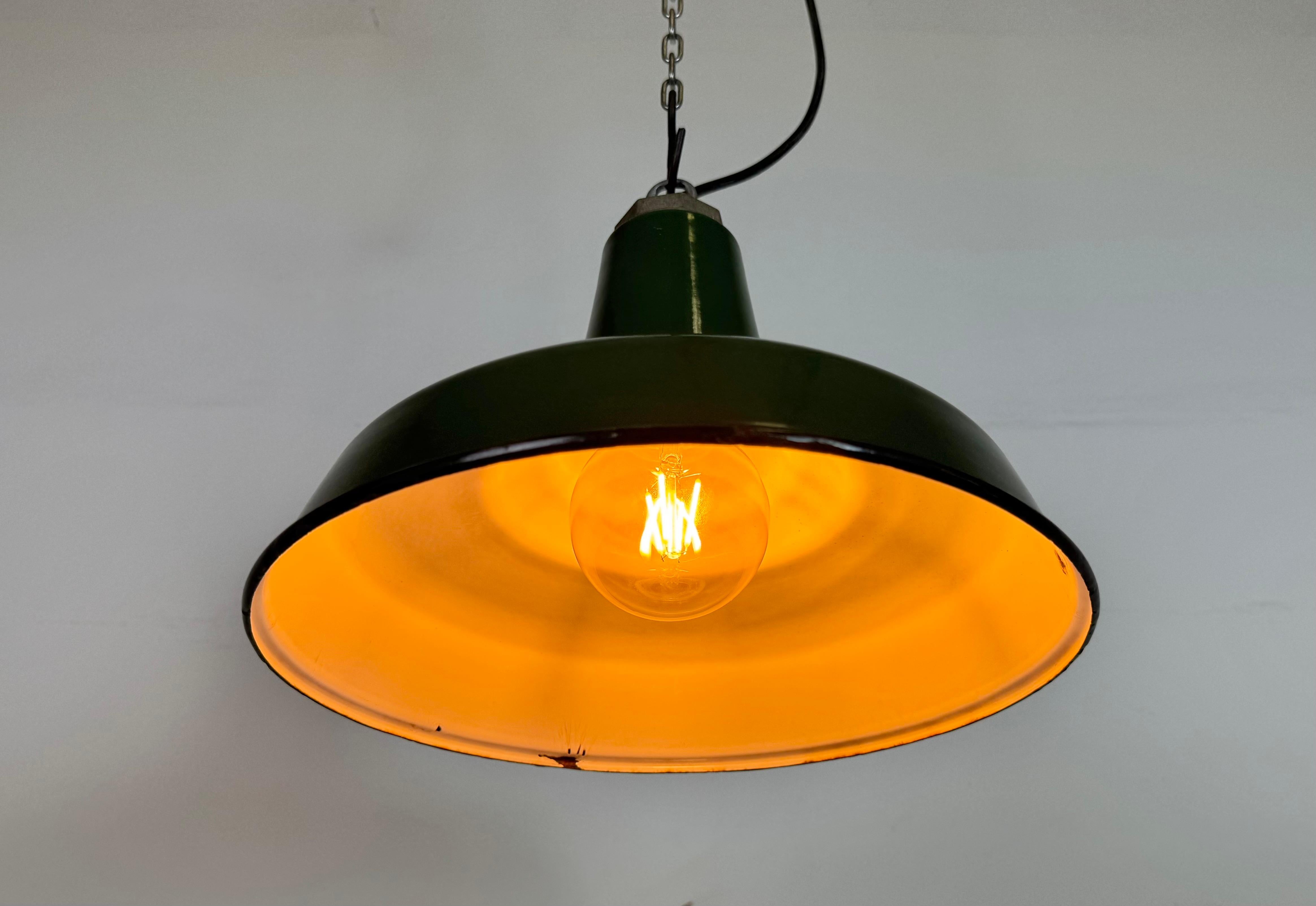 Lampe à suspension industrielle en émail vert, années 1960 en vente 1