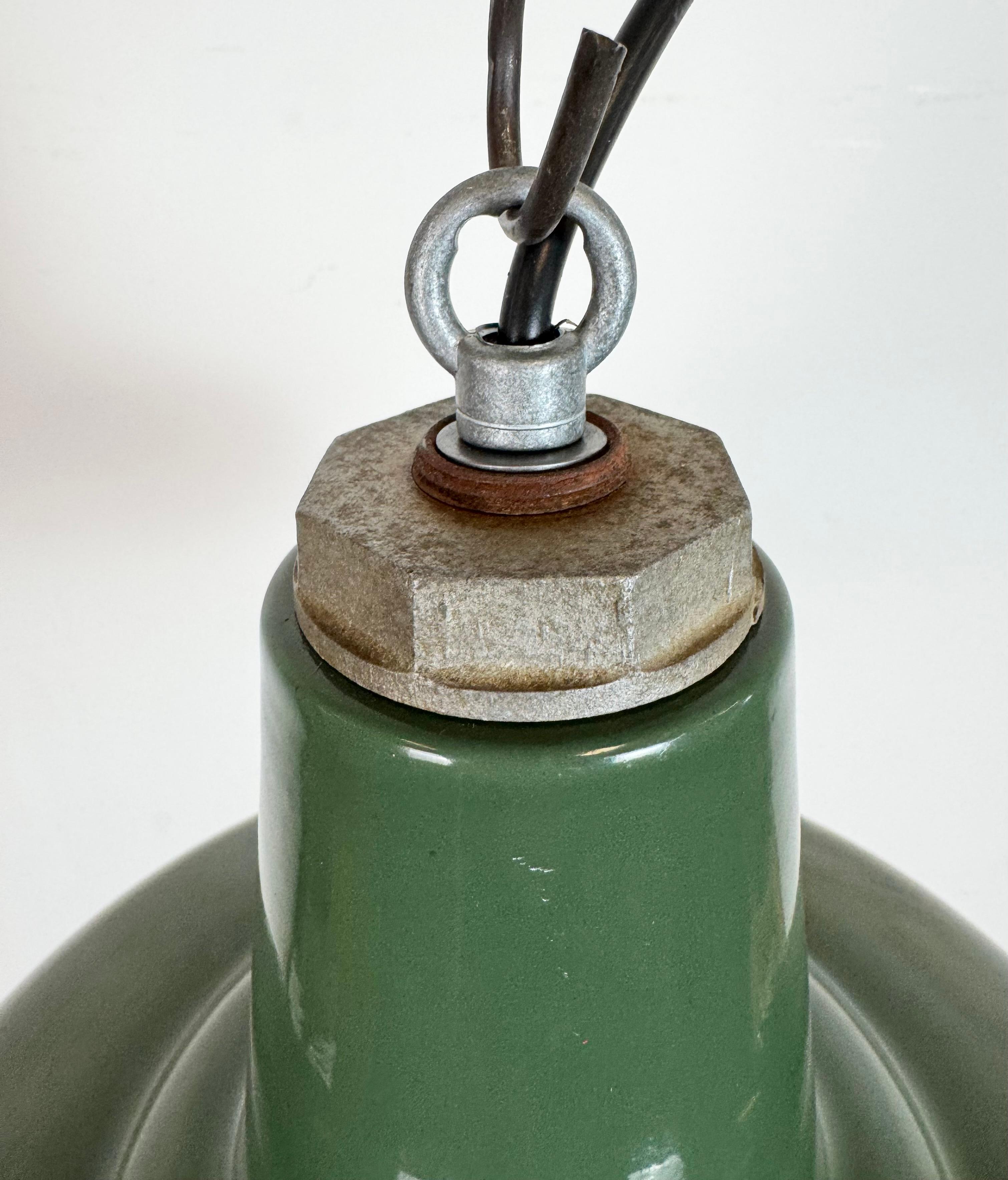 Lampe à suspension industrielle en émail vert, années 1960 en vente 3