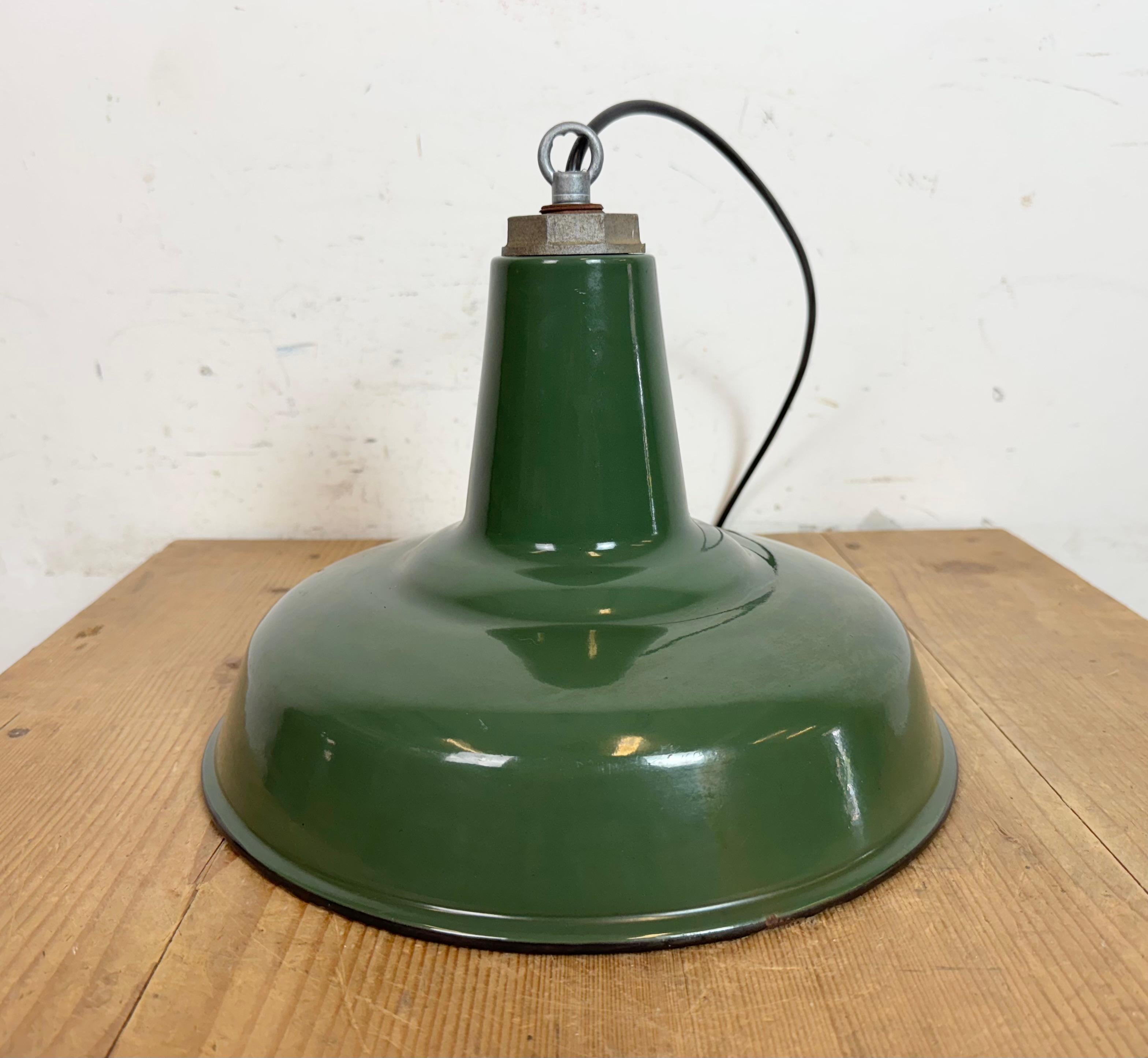 Lampe à suspension industrielle en émail vert, années 1960 en vente 5