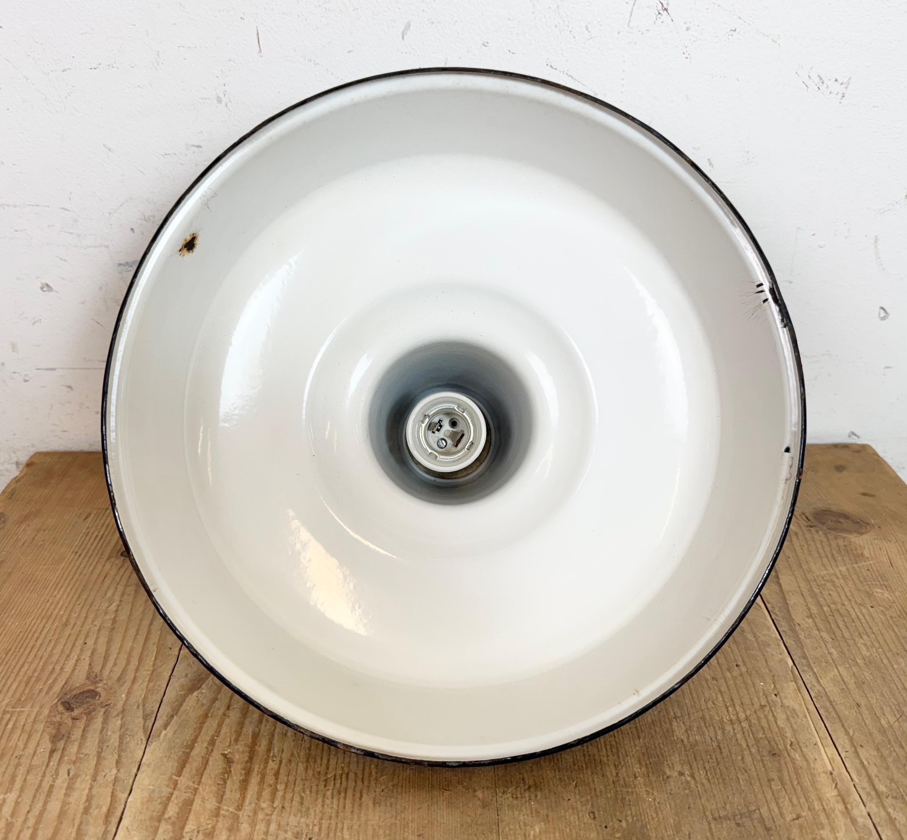 Lampe à suspension industrielle en émail vert, années 1960 en vente 6