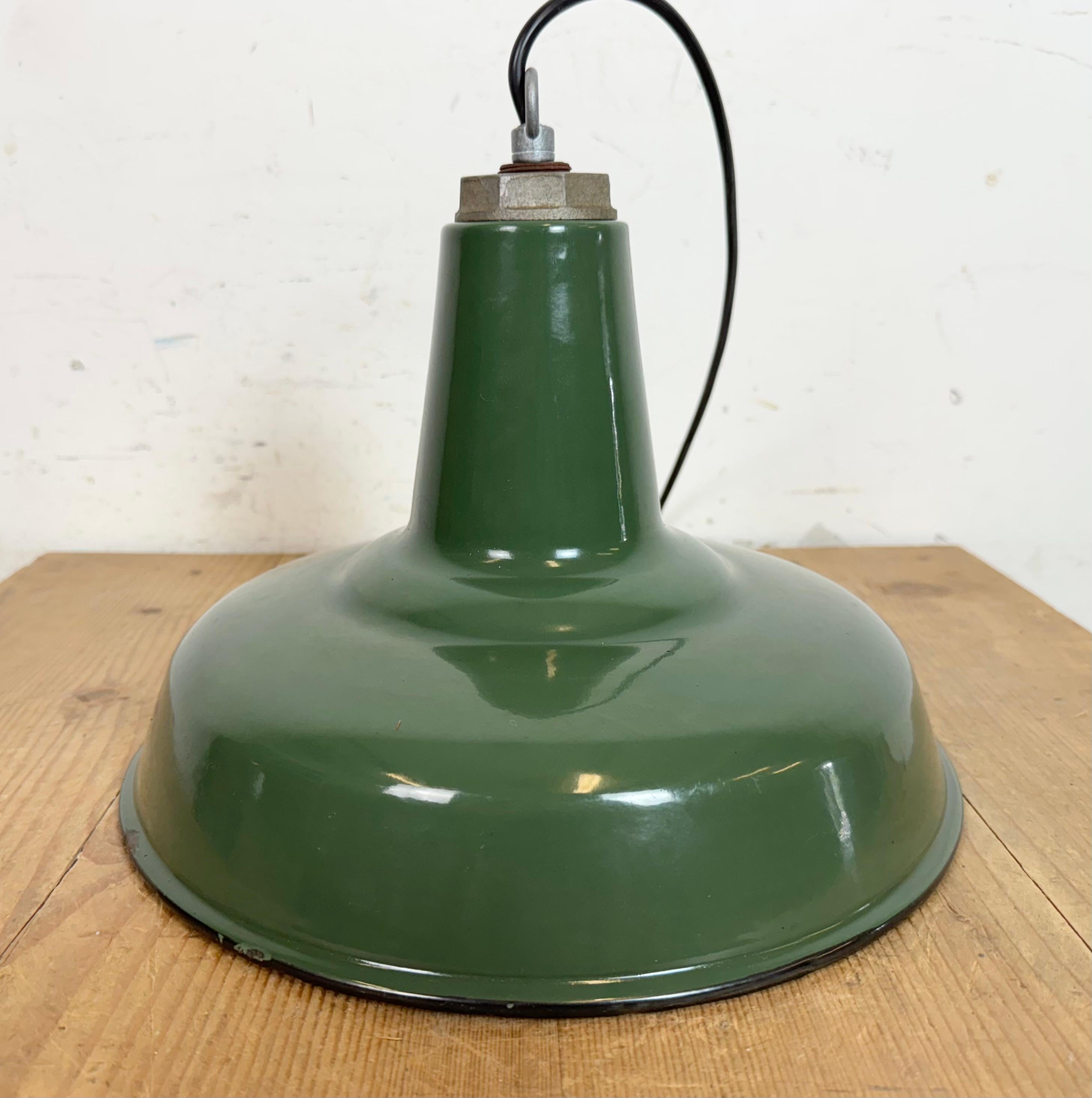Lampe à suspension industrielle en émail vert, années 1960 en vente 7