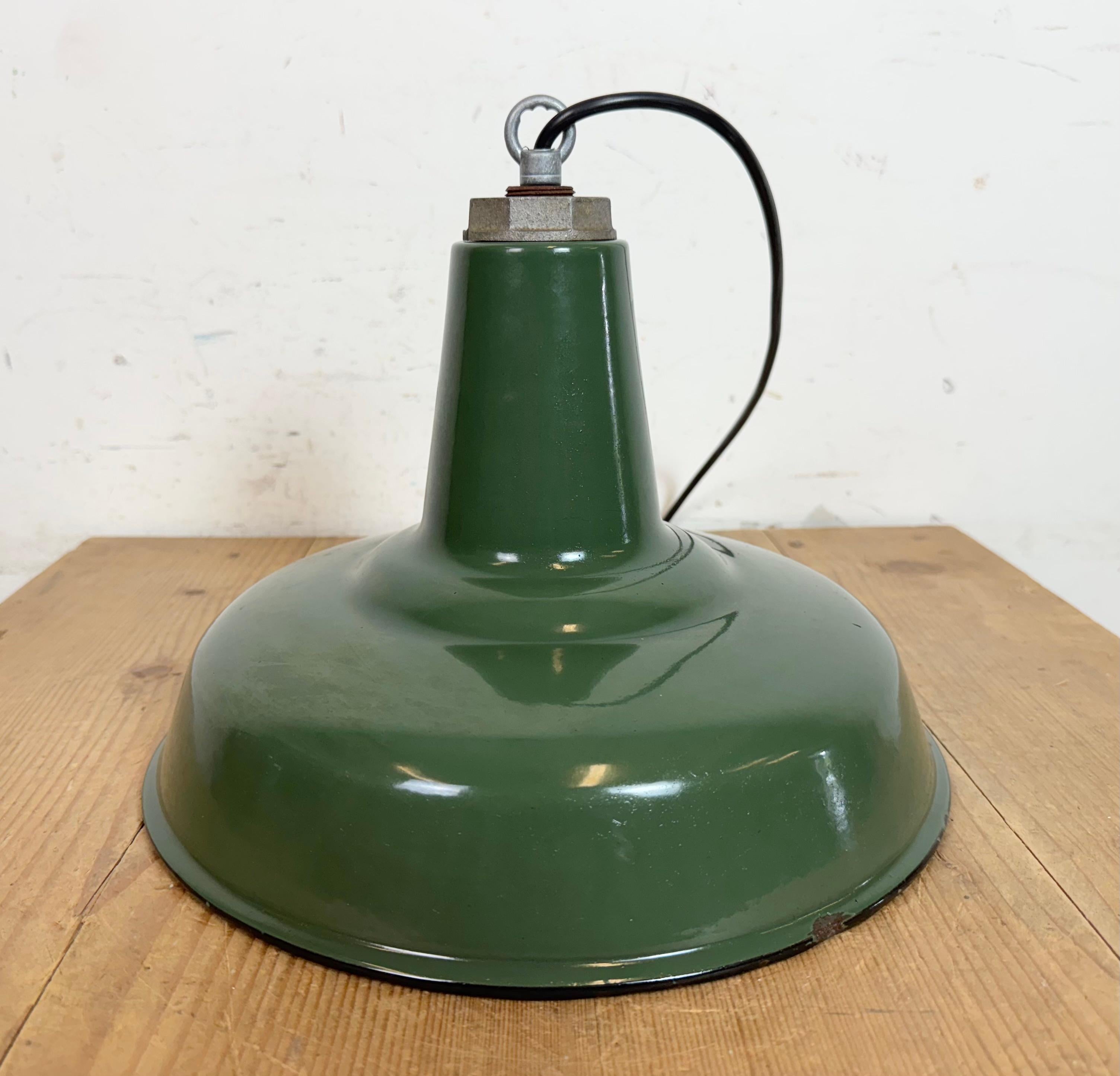 Lampe à suspension industrielle en émail vert, années 1960 en vente 8