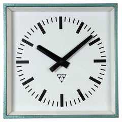 Grüne Wanduhr im Industrial-Stil von Pragotron, 1970er Jahre
