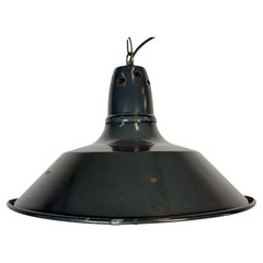 Lampe suspendue industrielle française en émail noir, années 1960