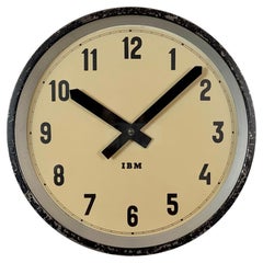Reloj de pared industrial negro de IBM, años 50