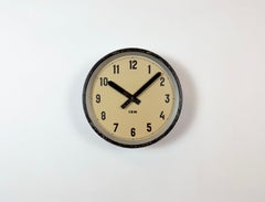 Reloj de pared industrial negro de IBM, años 50