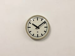 Reloj de pared de baquelita gris industrial de TN, década de 1960