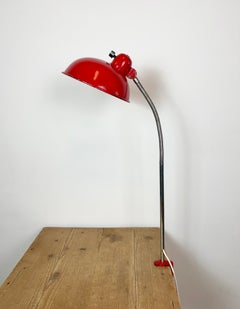 Grande lampe de table d'atelier industrielle rouge de fabrication allemande, de la marque Helo Leuchten, années 1950