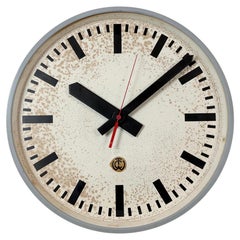 Grande horloge murale industrielle grise de style « Station » de CTW, années 1960