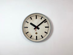 Grande horloge murale industrielle grise de style « Station » de CTW, années 1960