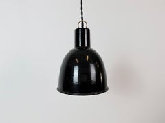 Lámpara de techo industrial vintage de esmalte negro, década de 1950