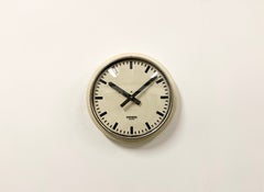 Horloge murale industrielle beige de Siemens Autriche, années 1960